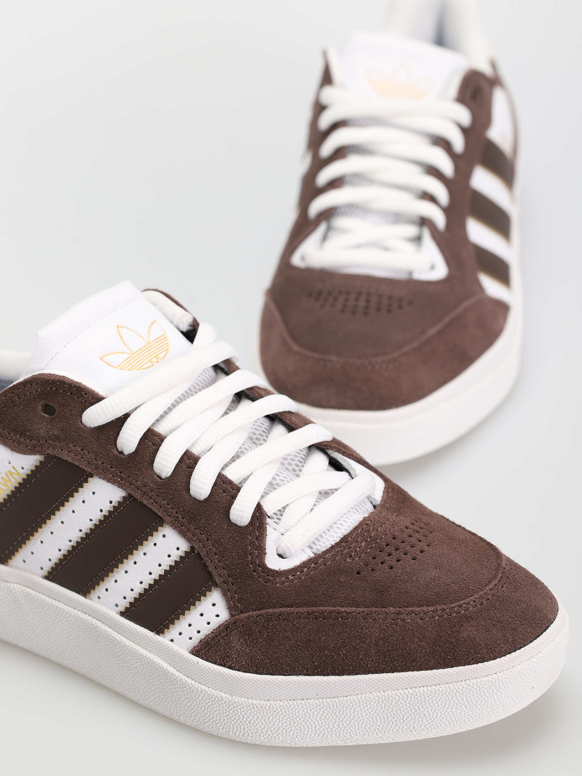 adidas Tyshawn Low Cipők (brown/ftwwht/goldmt)