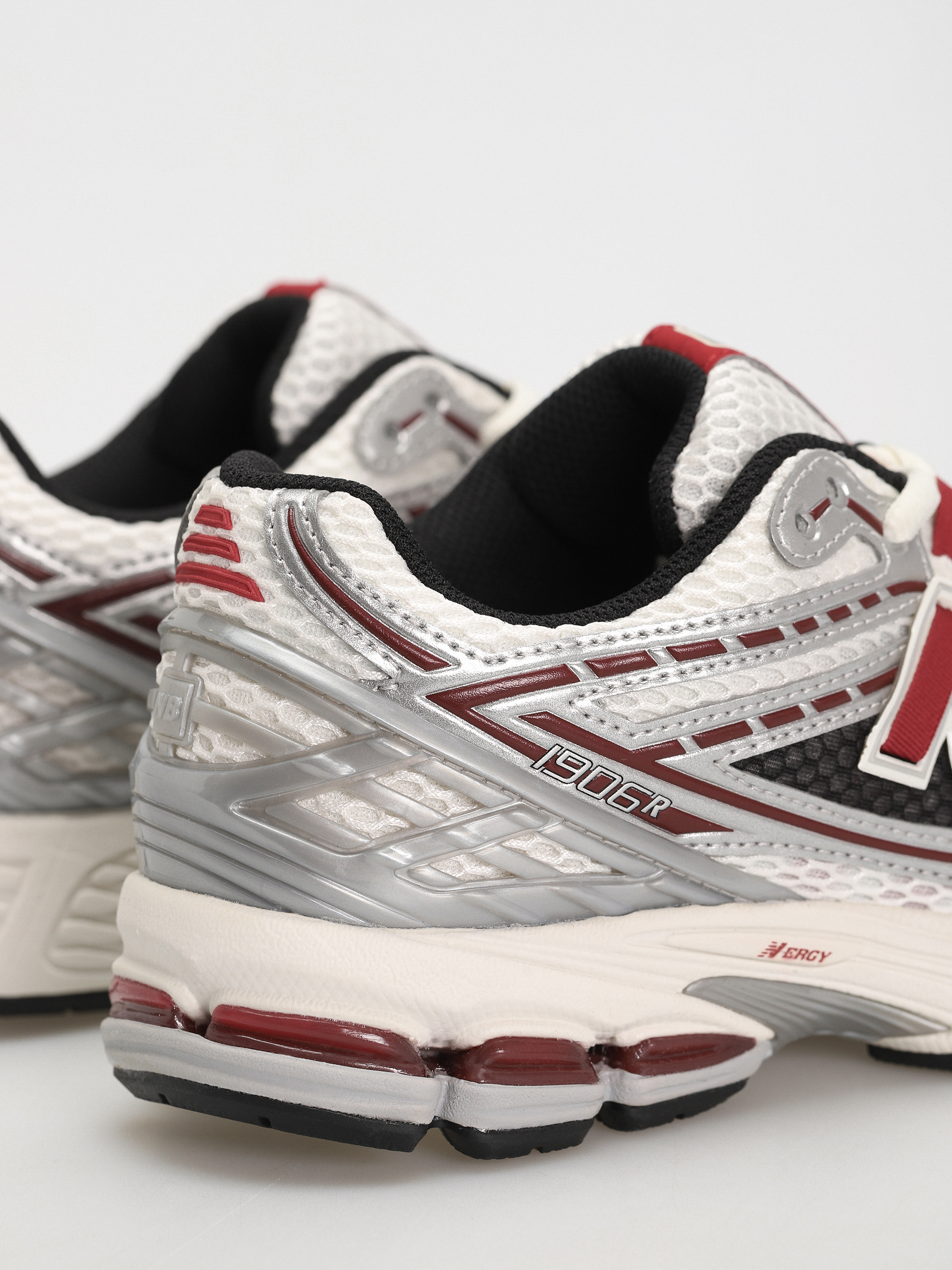 New Balance 1906 Cipők (silver classic crimson)