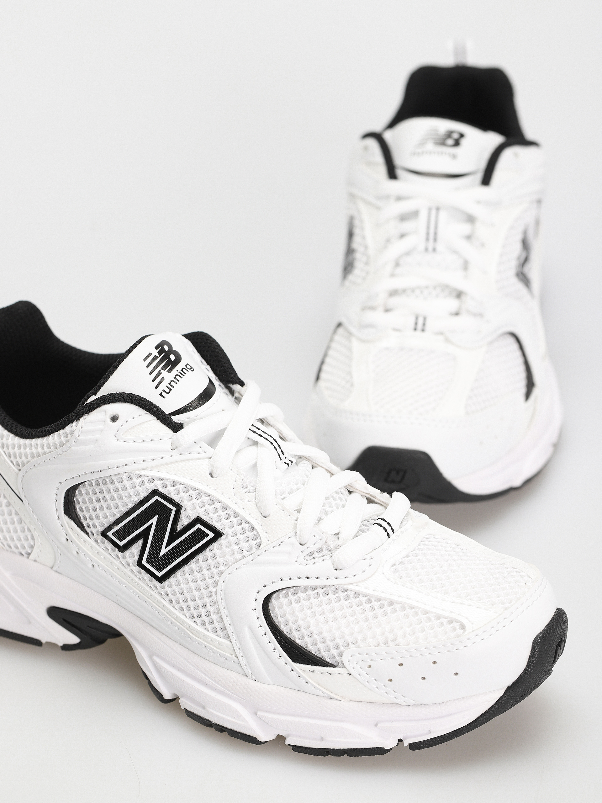 New Balance 530 Cipők (white black details)