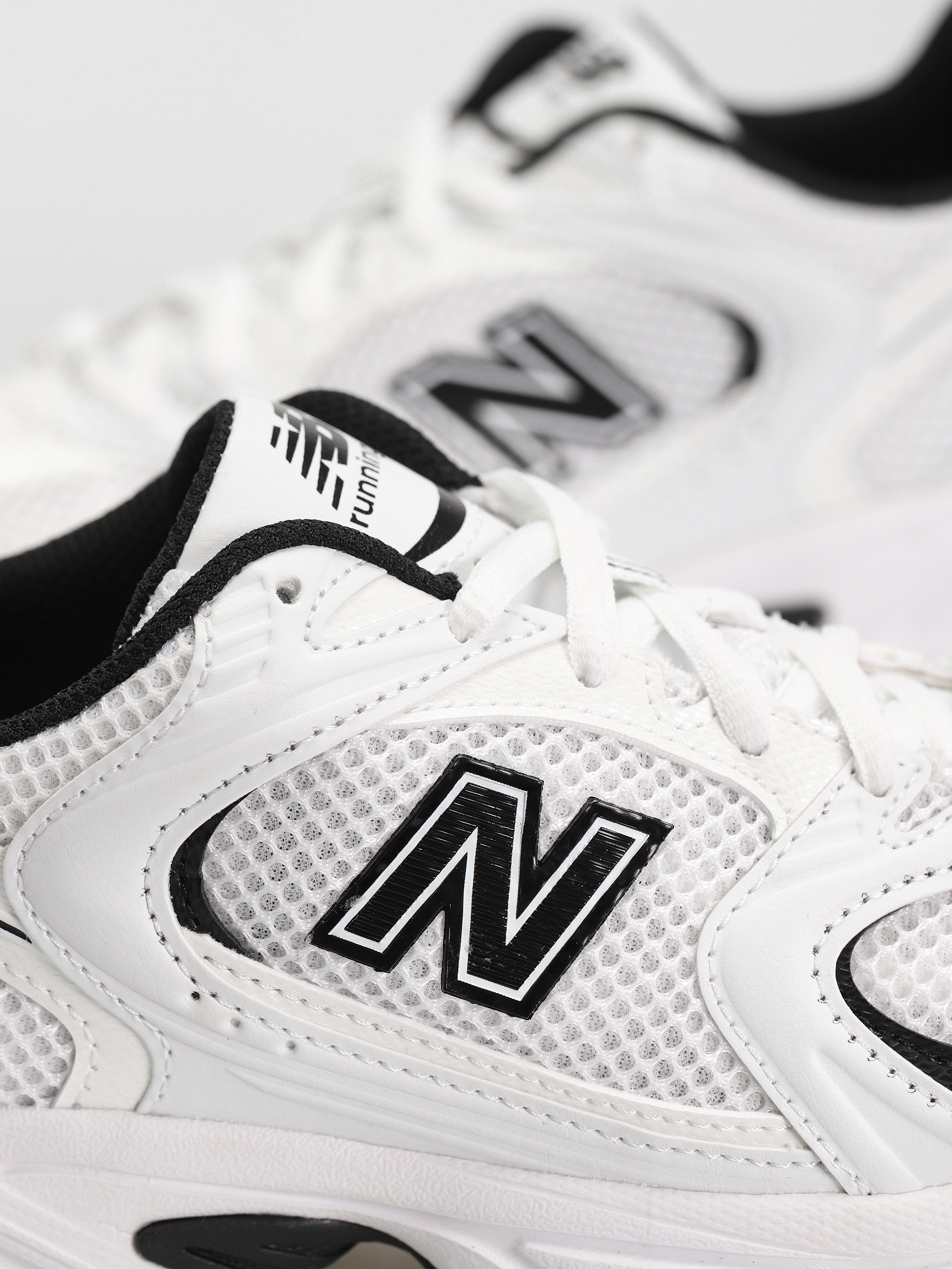 New Balance 530 Cipők (white black details)