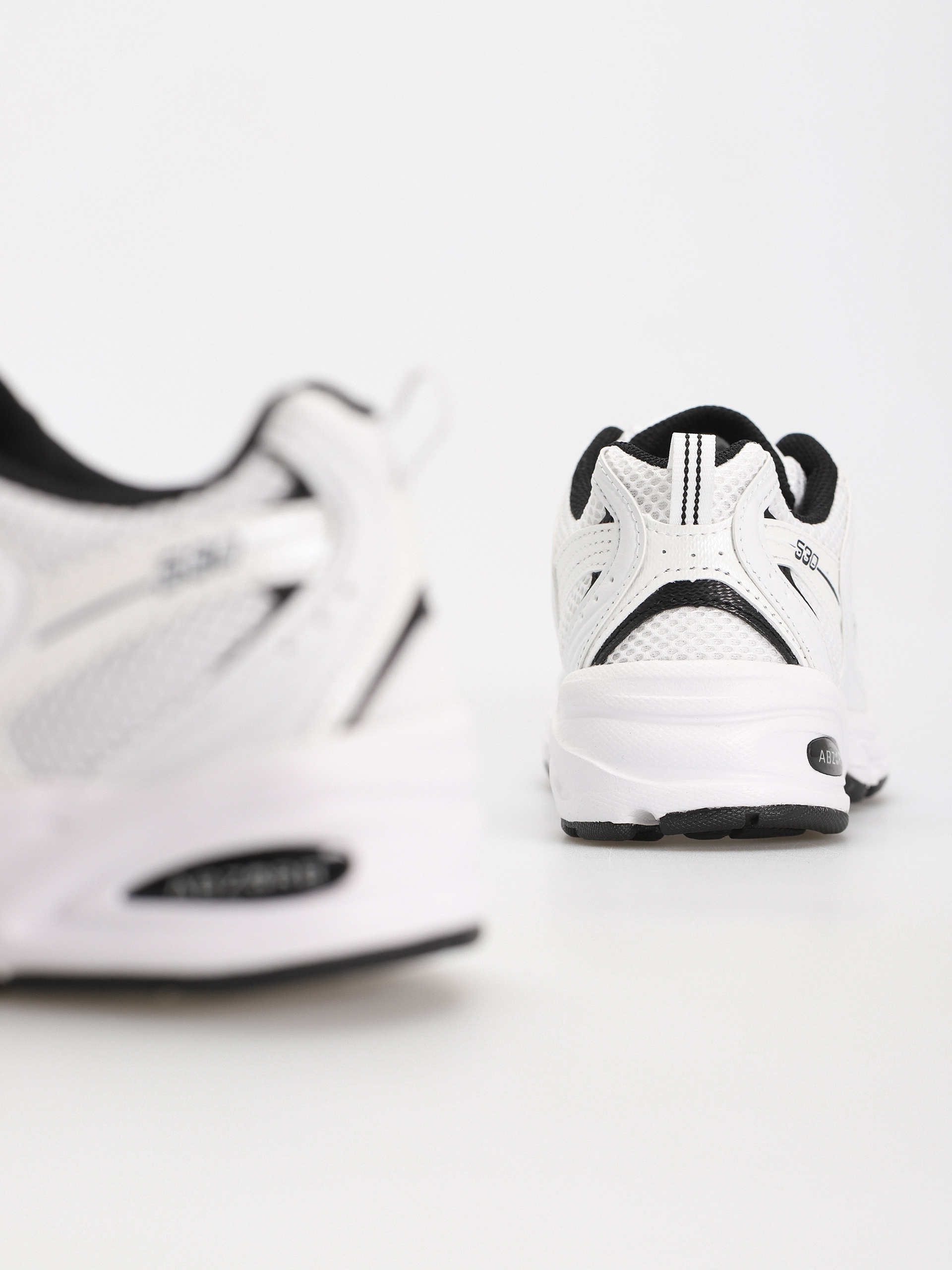 New Balance 530 Cipők (white black details)