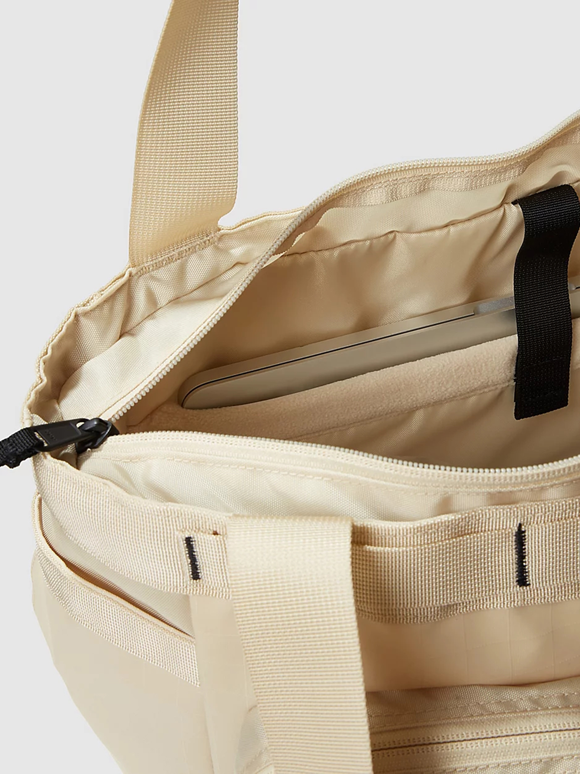 Kézitáska The North Face Base Camp Voyager Tote (gravel/tnf black)