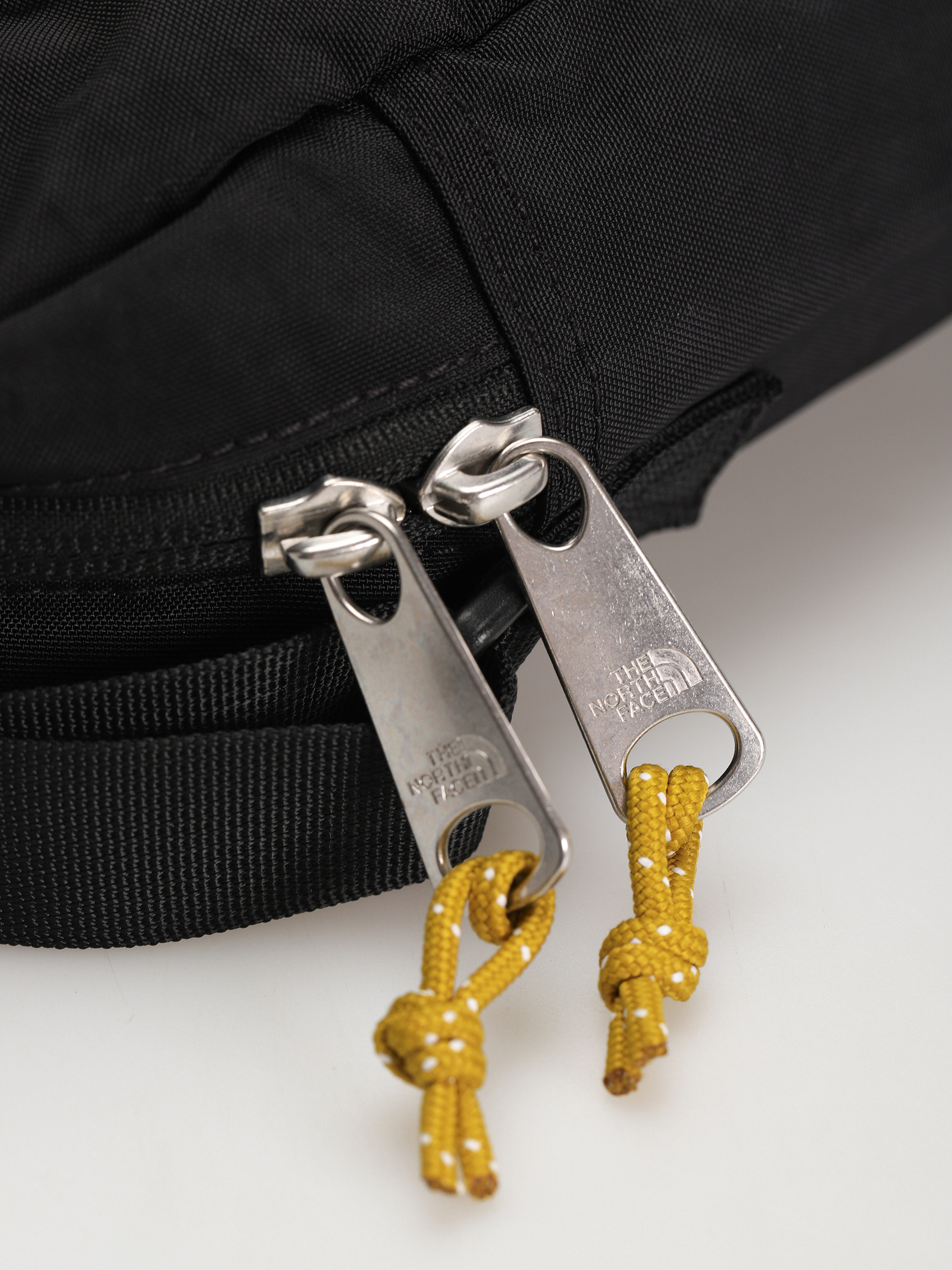The North Face Berkeley Crossbody Táska (tnf black/mineral gold)
