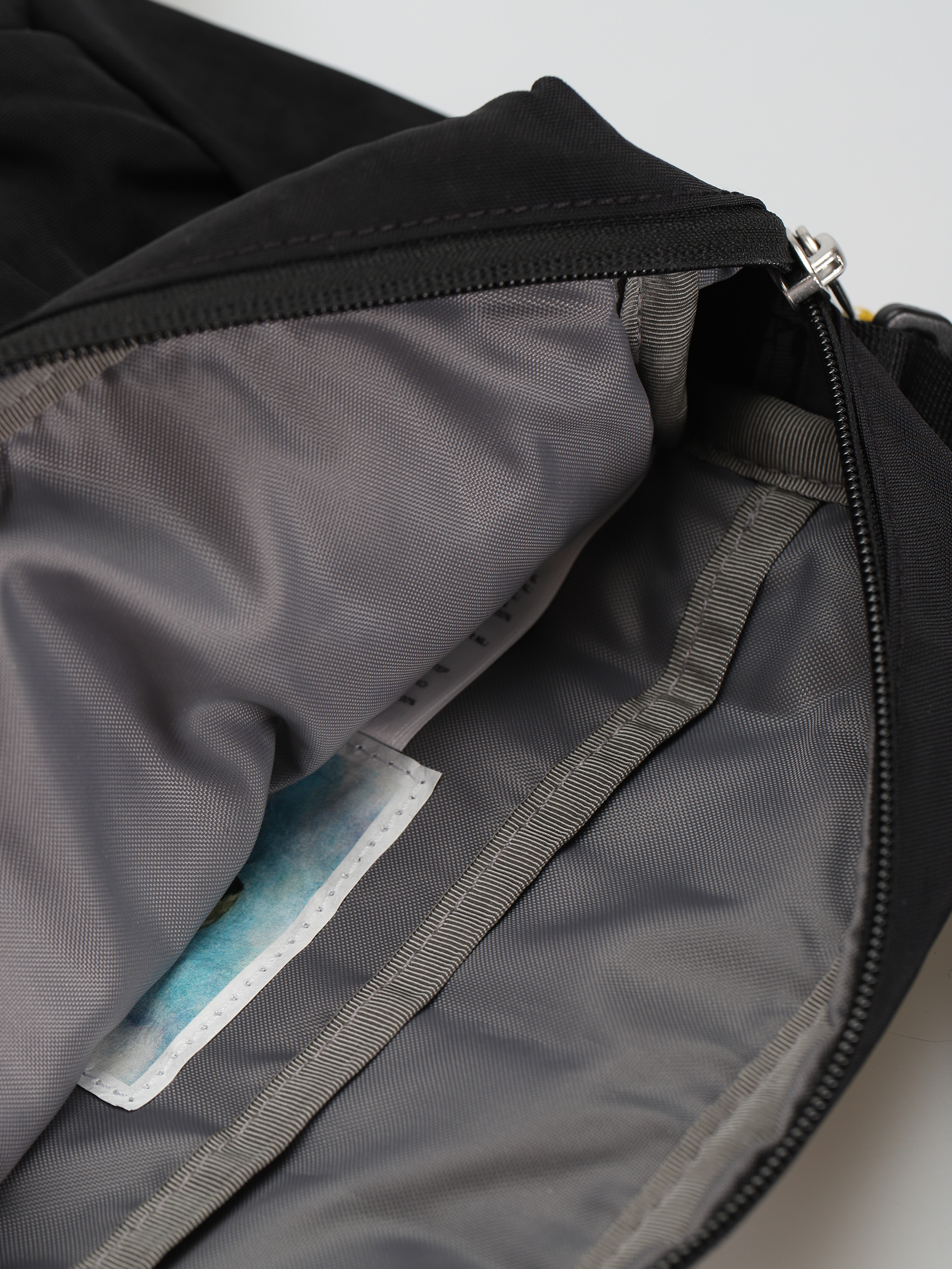 The North Face Berkeley Crossbody Táska (tnf black/mineral gold)