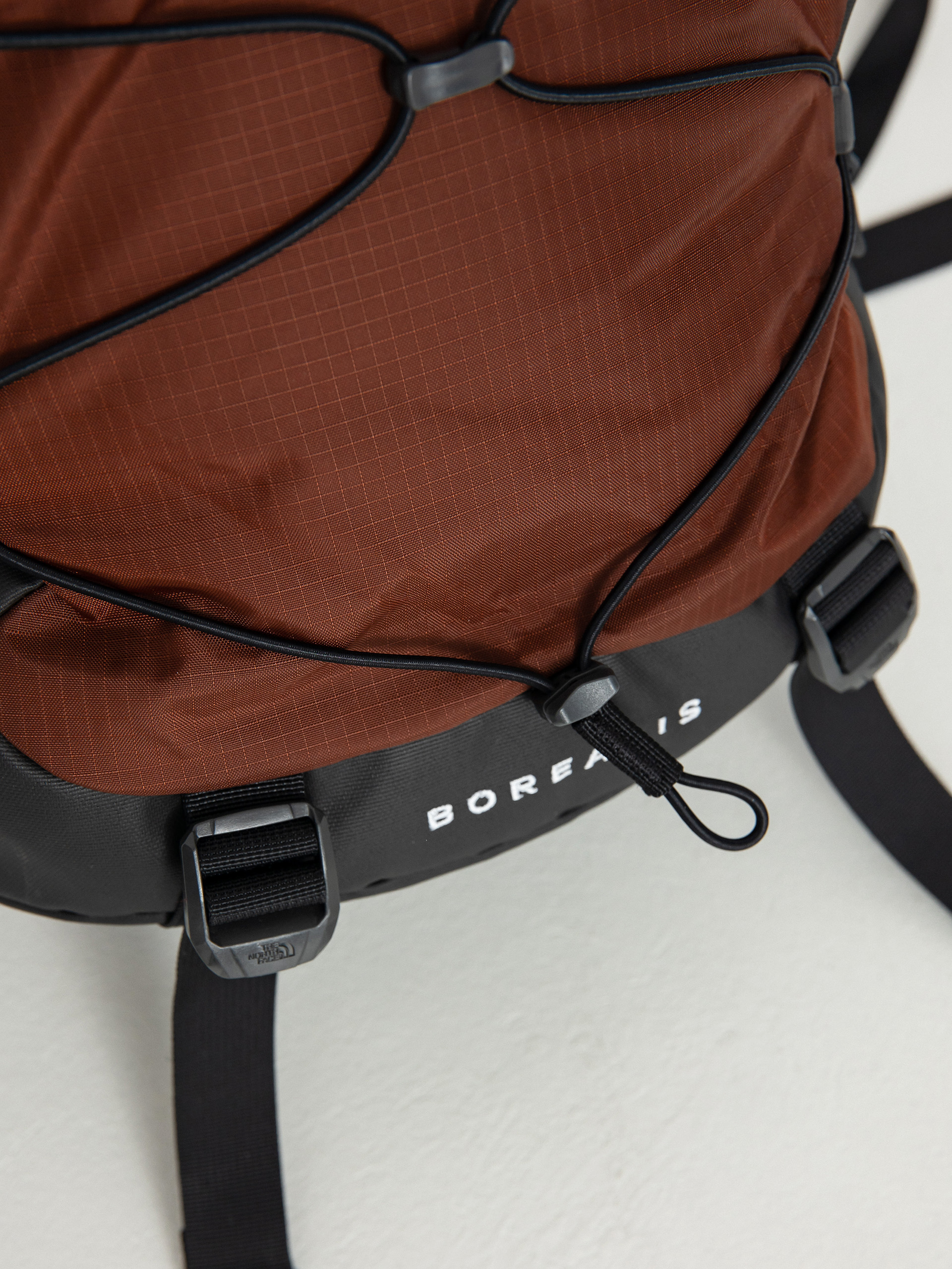 Hátizsák The North Face Borealis (dark oak/tnf black)