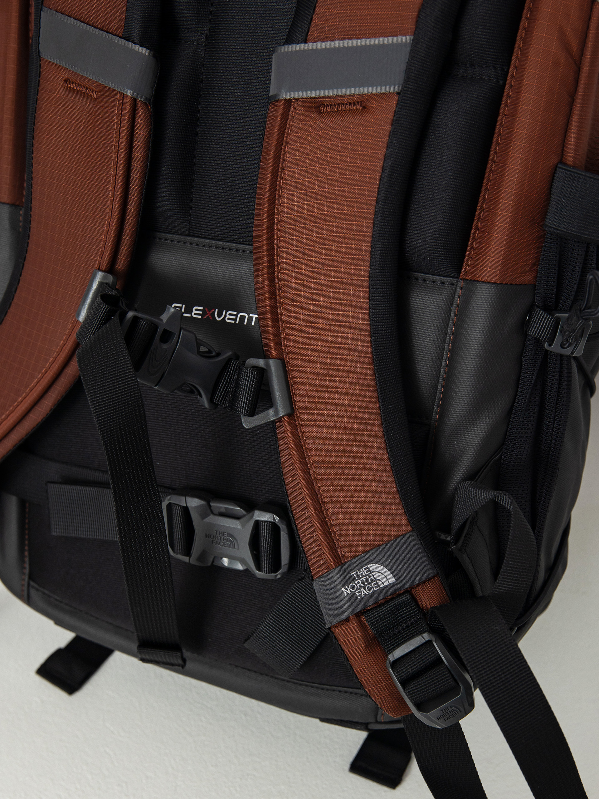 Hátizsák The North Face Borealis (dark oak/tnf black)