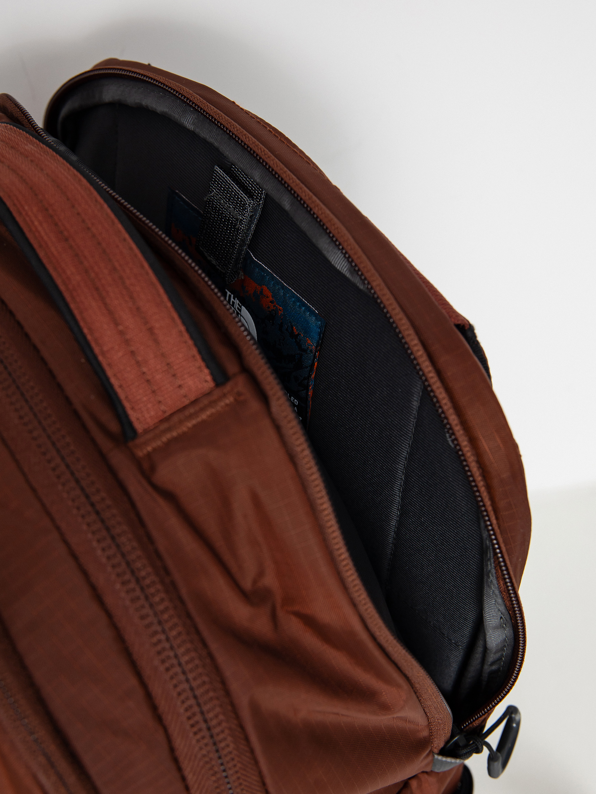 Hátizsák The North Face Borealis (dark oak/tnf black)