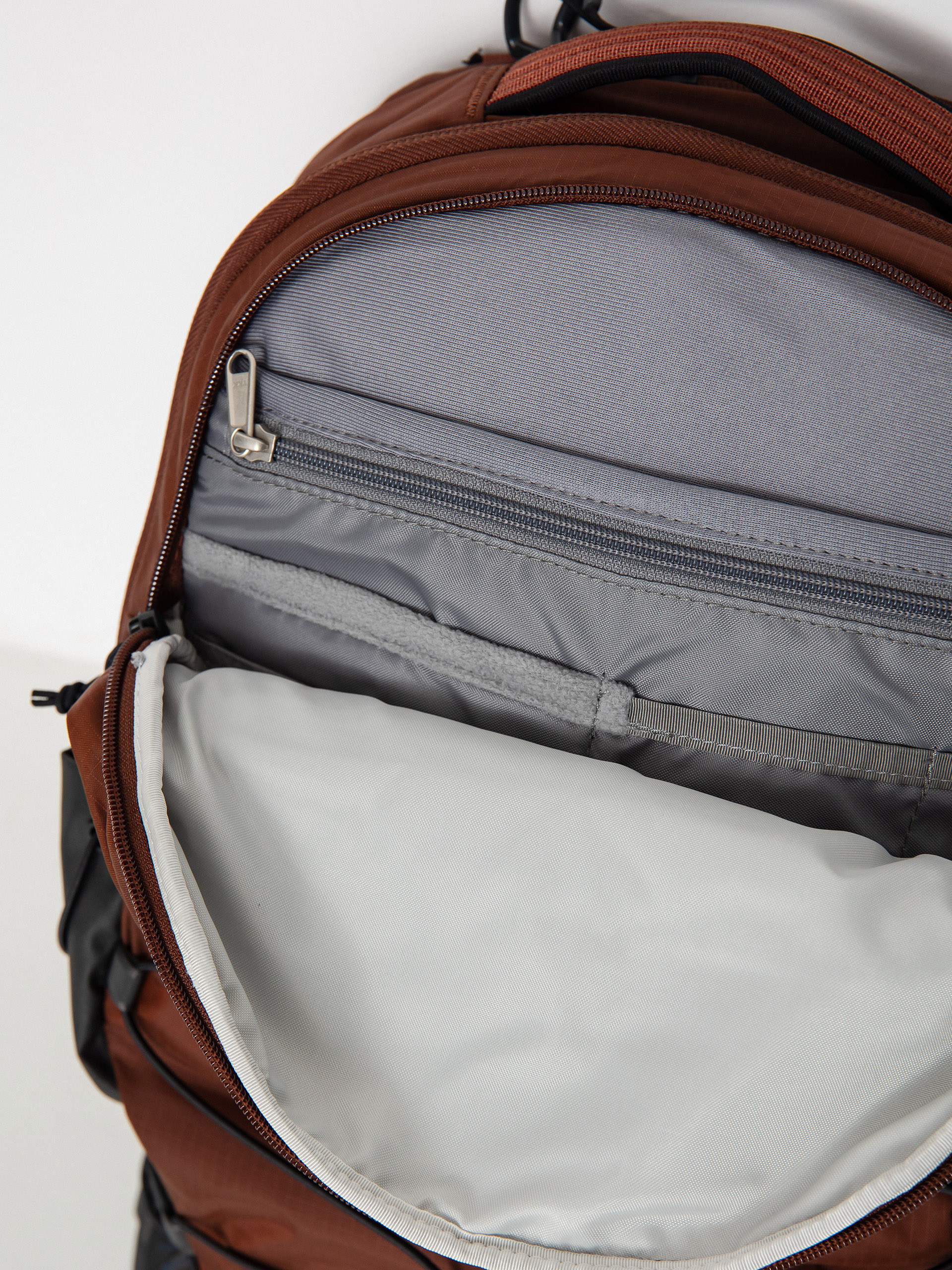 Hátizsák The North Face Borealis (dark oak/tnf black)