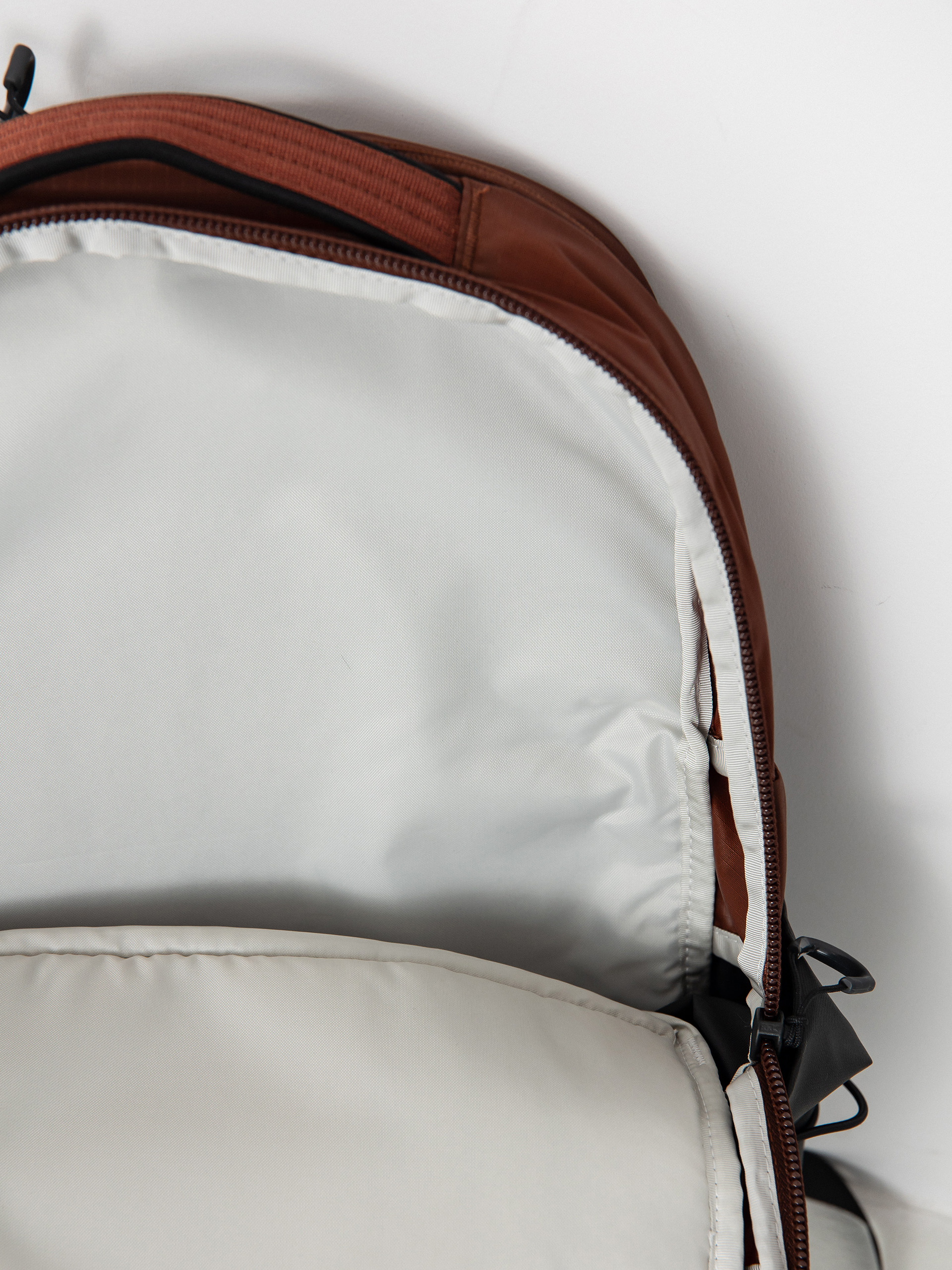 Hátizsák The North Face Borealis (dark oak/tnf black)