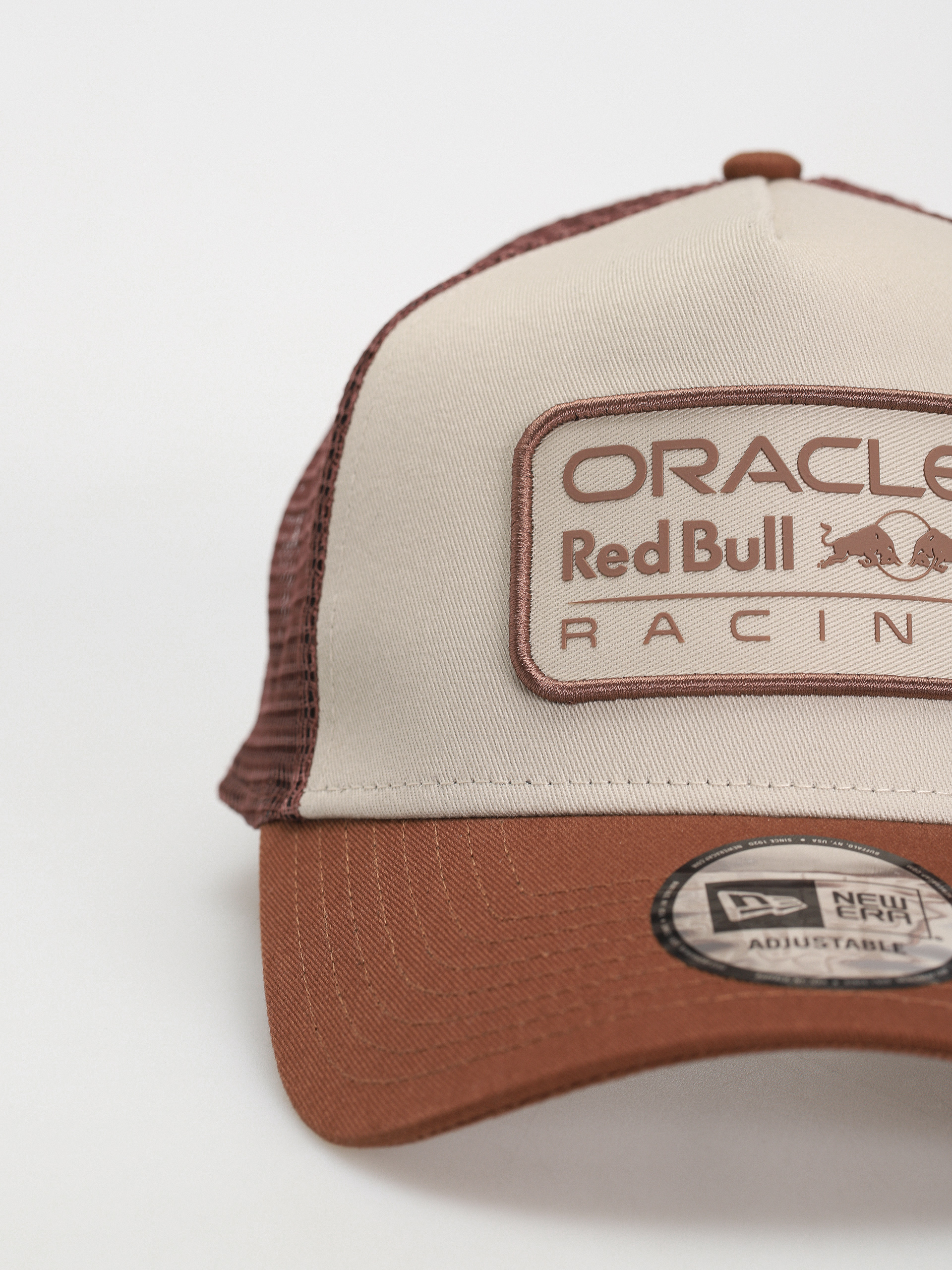 Baseball sapka New Era Red Bull F1 Seasonal Patch Trucker (brown/stone)