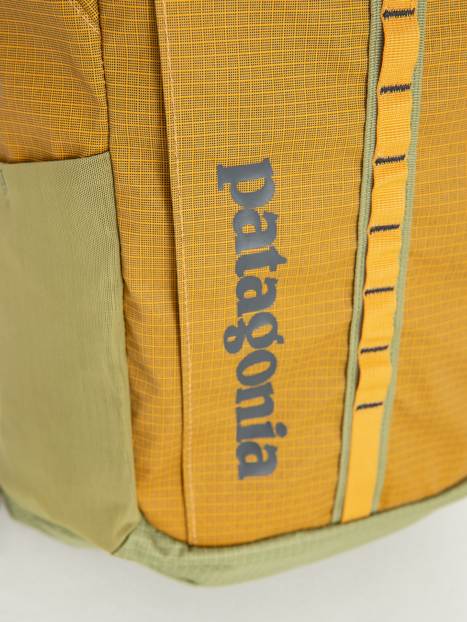 Hátizsák Patagonia Black Hole Pack 25L (pufferfish gold)