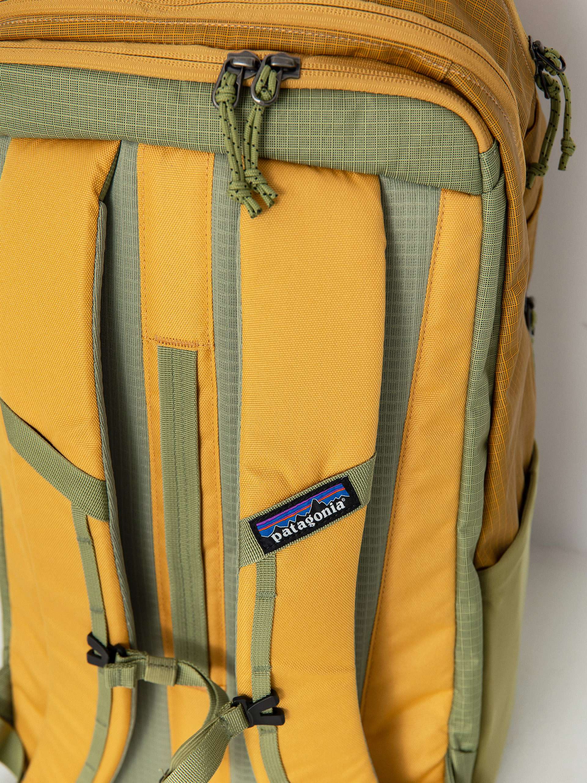 Hátizsák Patagonia Black Hole Pack 32L (pufferfish gold)