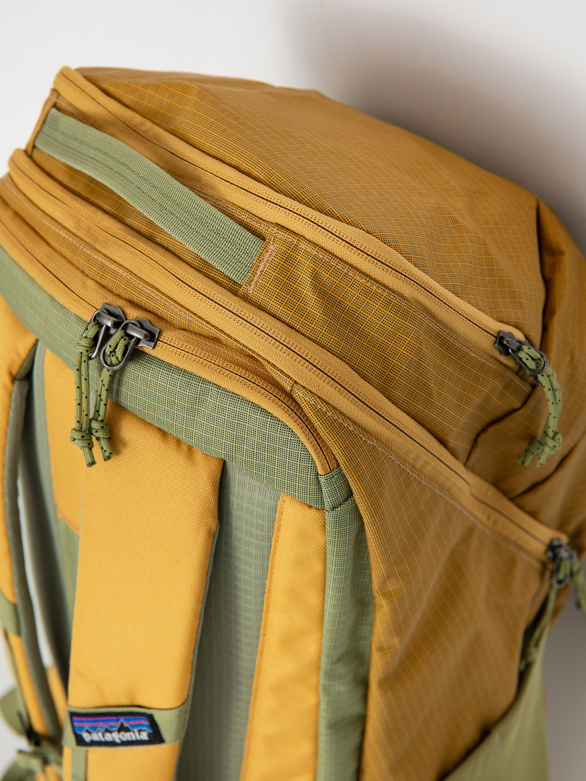 Hátizsák Patagonia Black Hole Pack 32L (pufferfish gold)