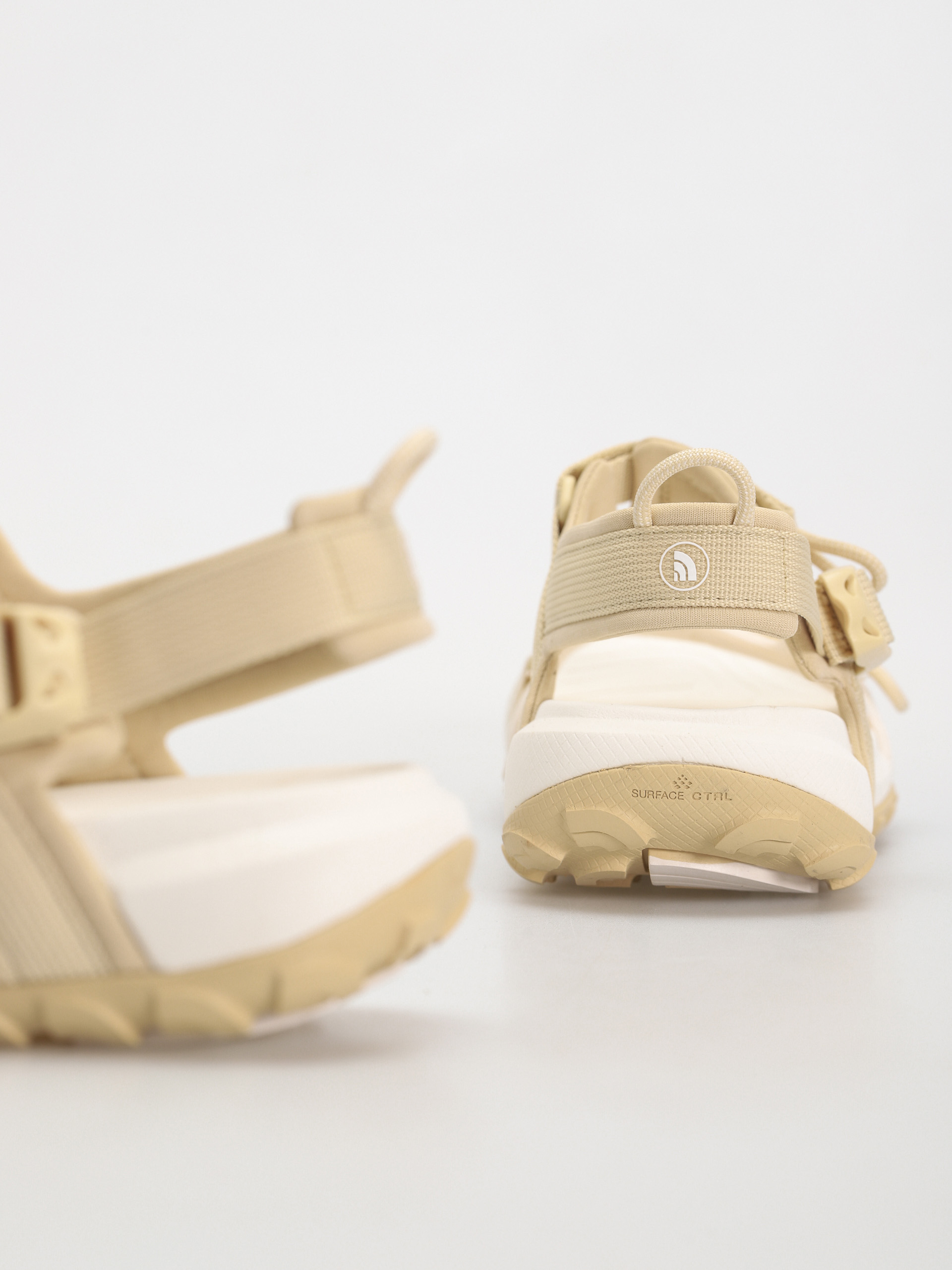 The North Face Explore Camp Wmn Szandálok (white dune/gravel)