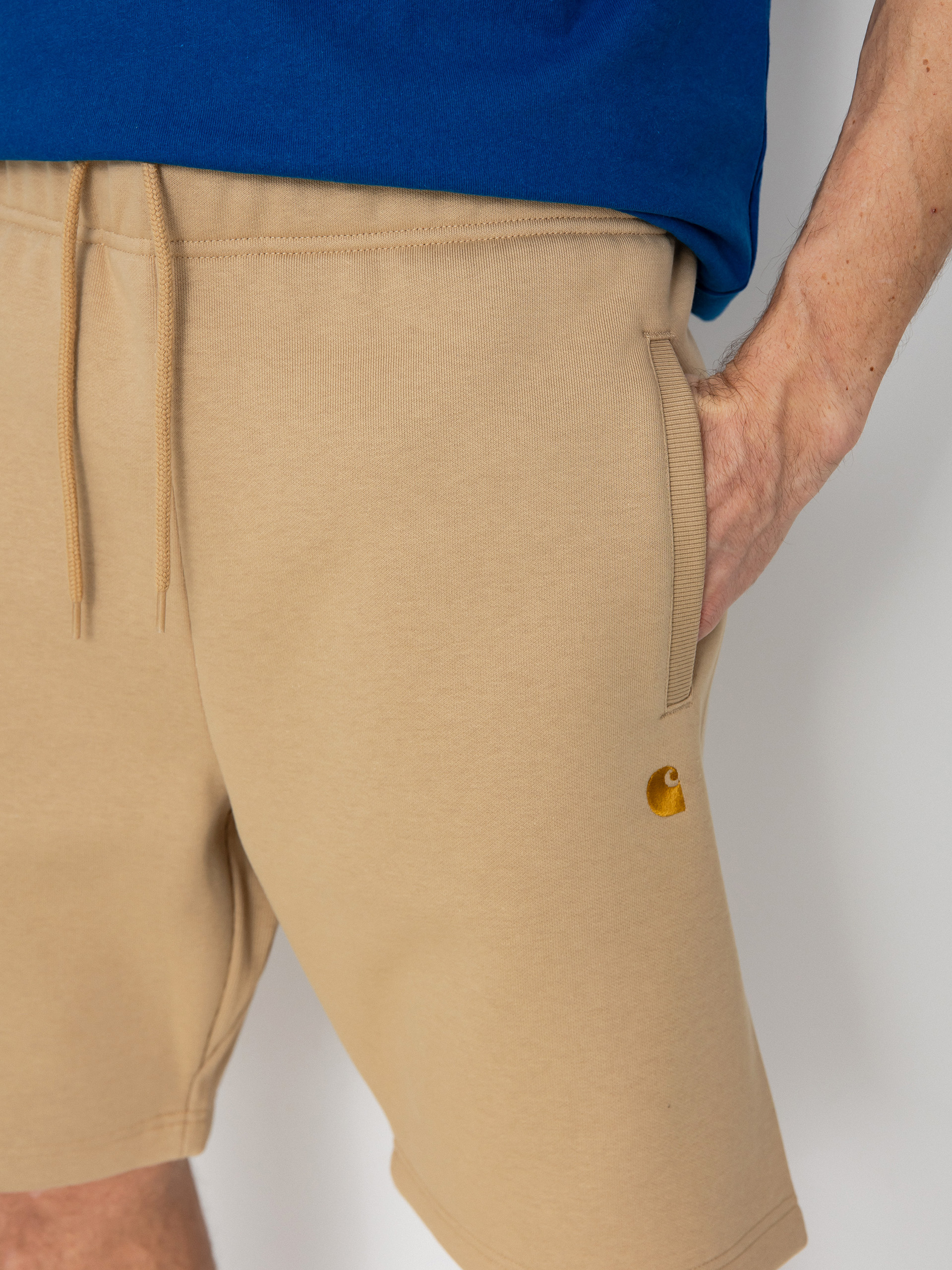 Rövidnadrág Carhartt WIP Chase (sable/gold)