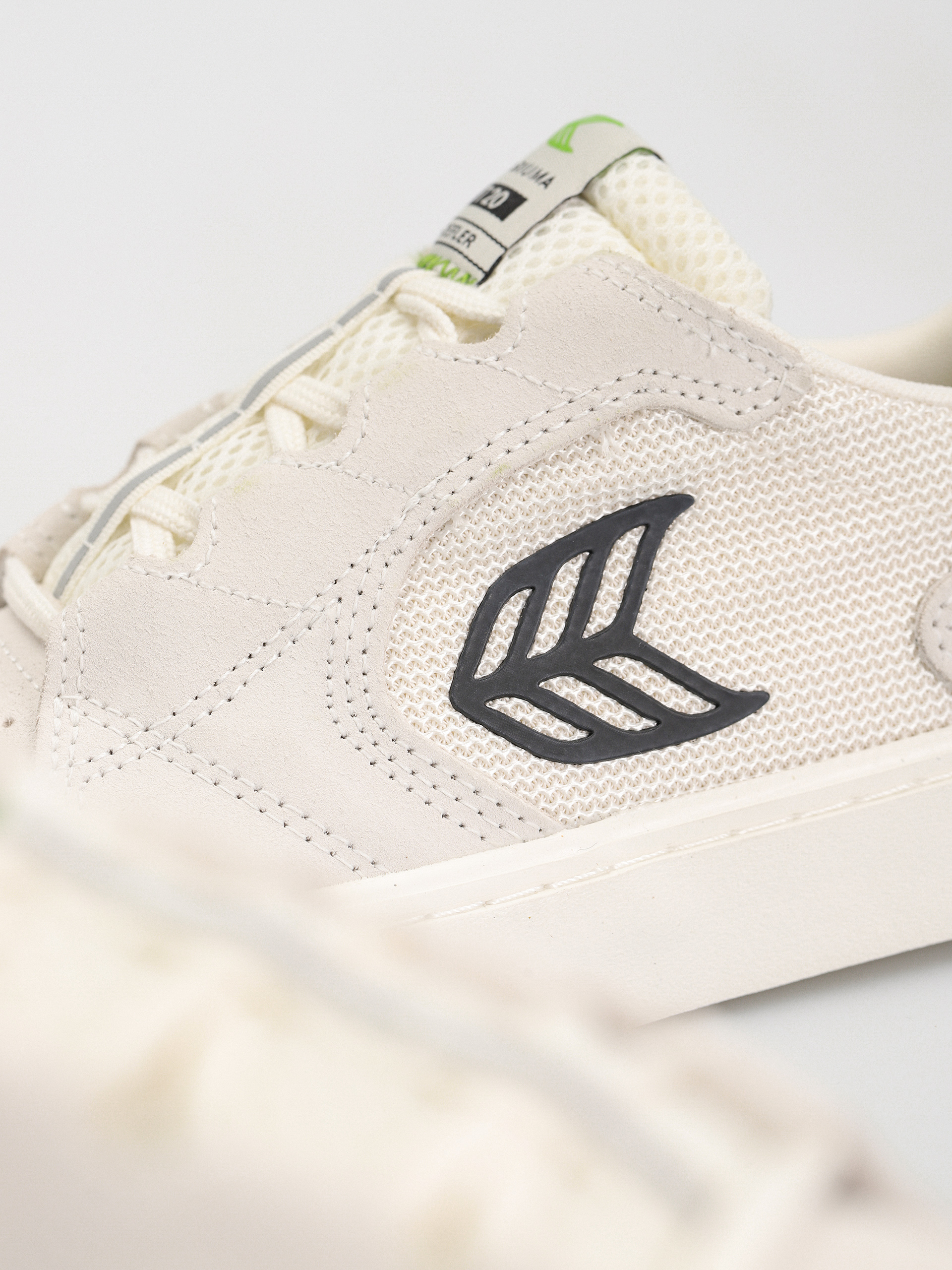 Cariuma T20 Pro Cipők (off white vintage/black)