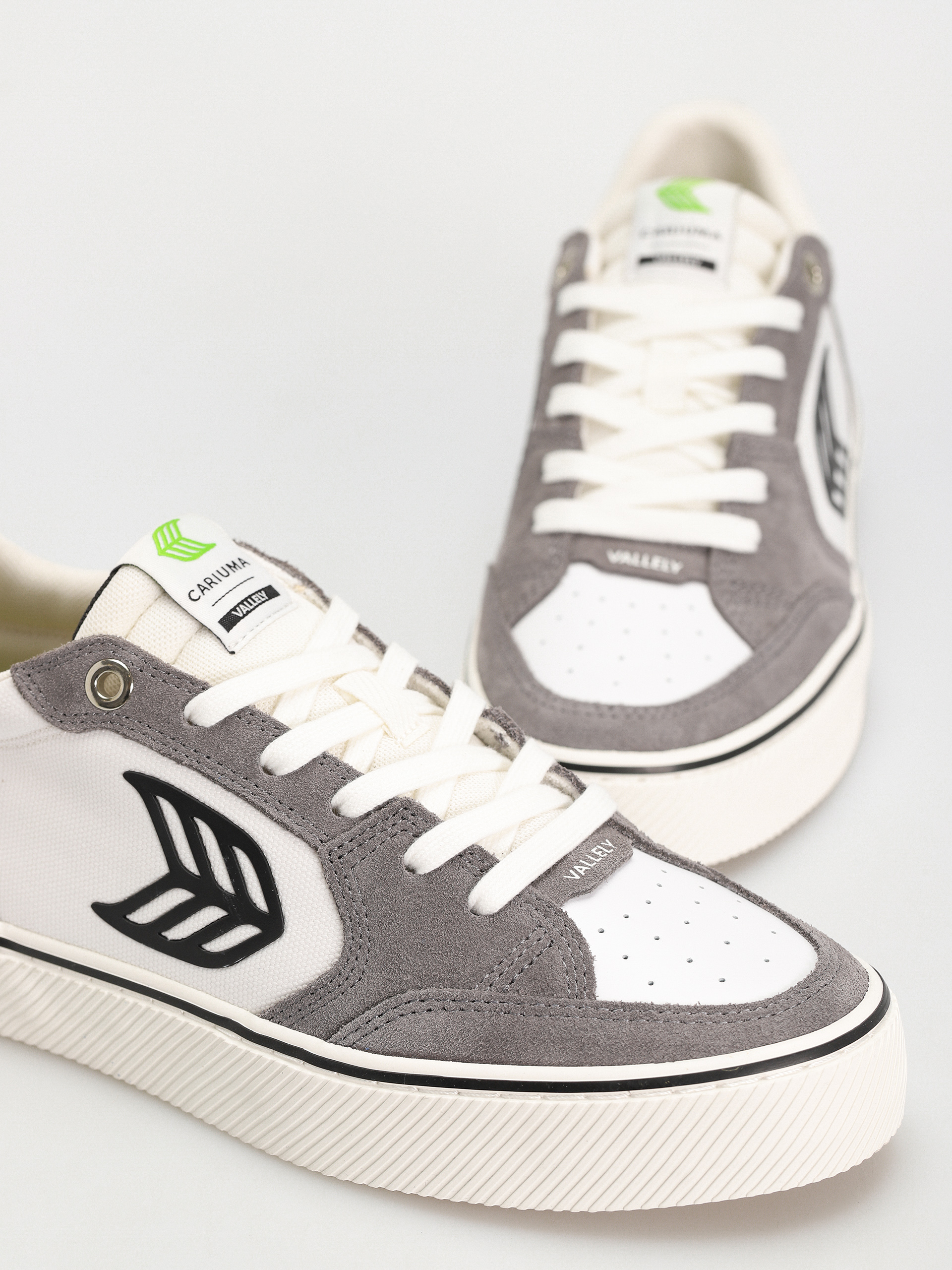 Cariuma Vallely Pro Cipők (off white/charcoal grey)