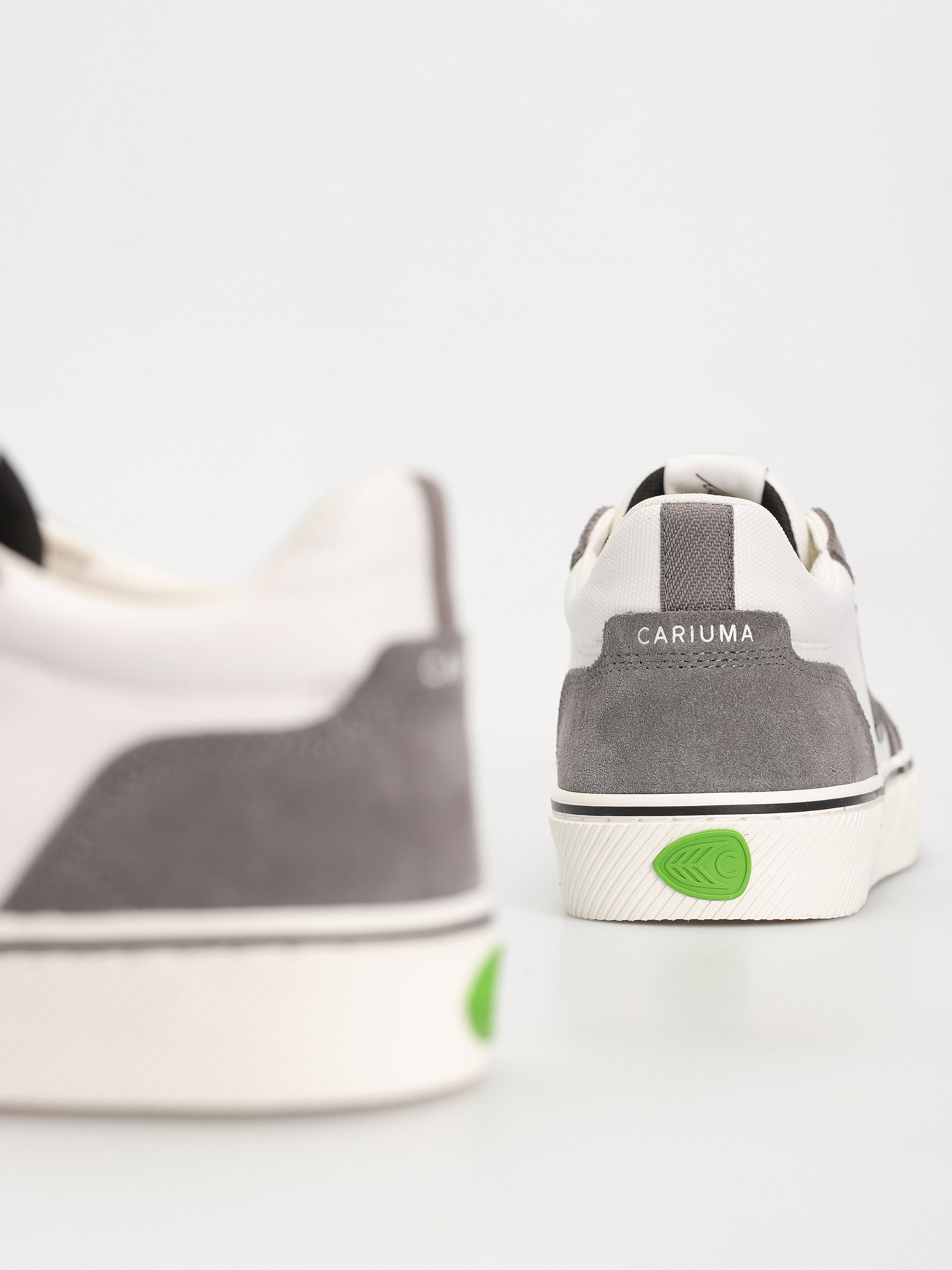 Cariuma Vallely Pro Cipők (off white/charcoal grey)