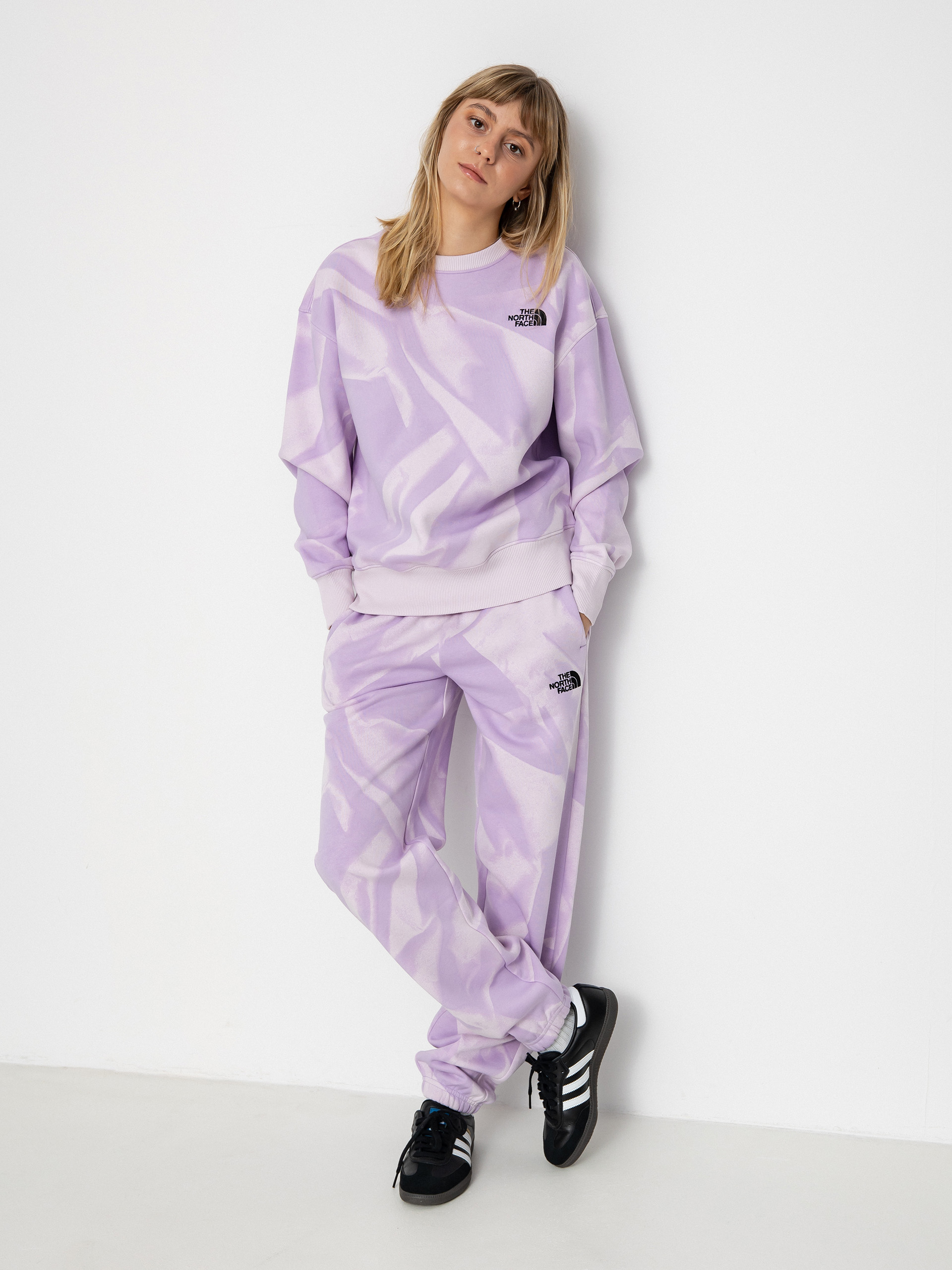 The North Face Essential Crew Print Wmn Pulóver (icy lilac garment fold)