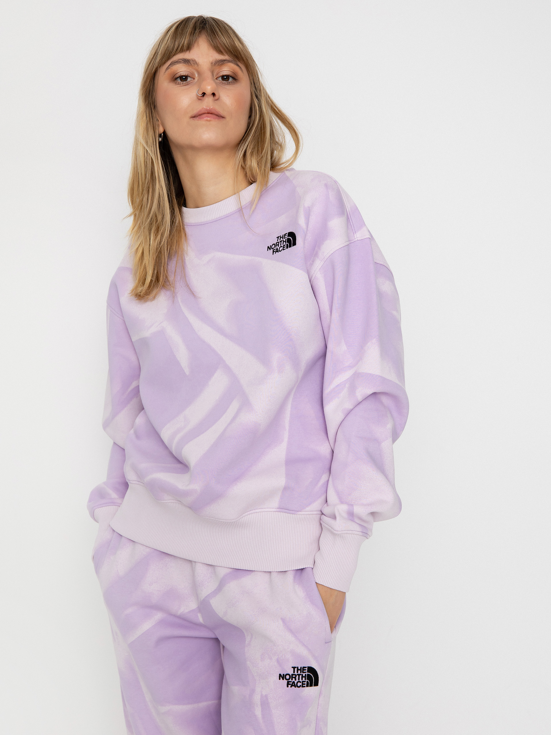The North Face Essential Crew Print Wmn Pulóver (icy lilac garment fold)