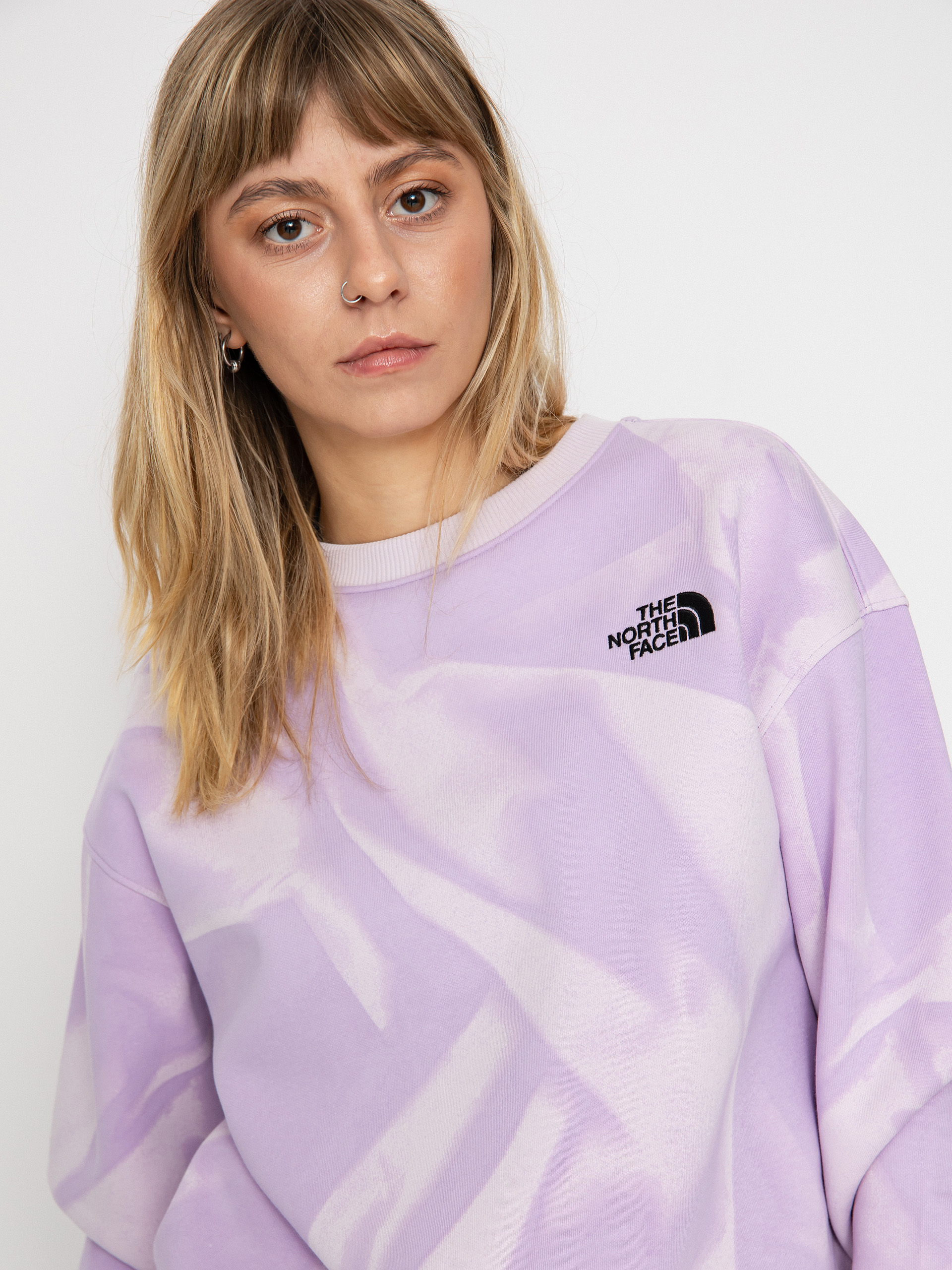 The North Face Essential Crew Print Wmn Pulóver (icy lilac garment fold)