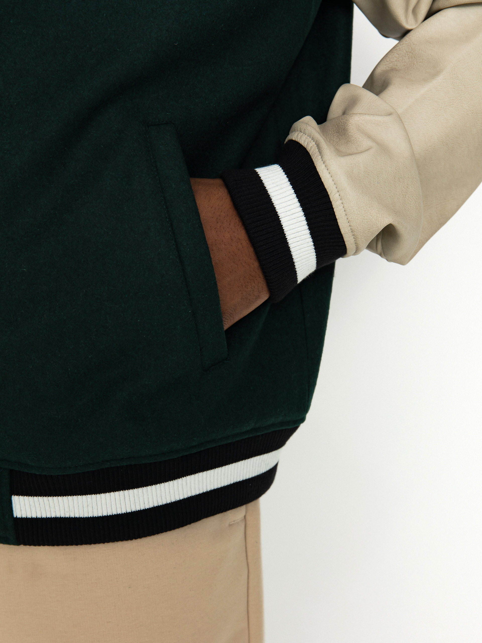 Dzseki Prosto College (green)