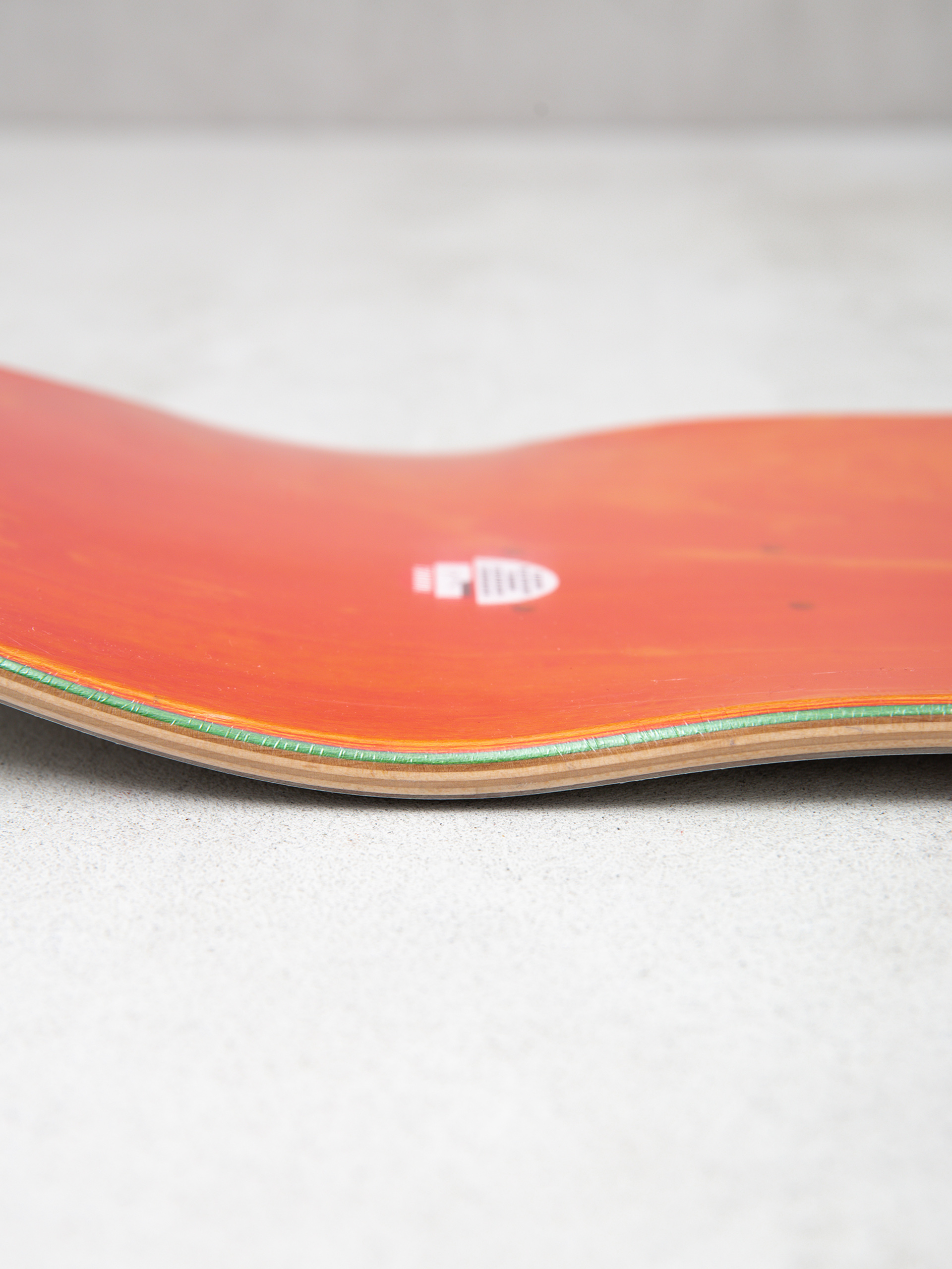 Gördeszka lap Krooked Lurker Lou Guest (white)