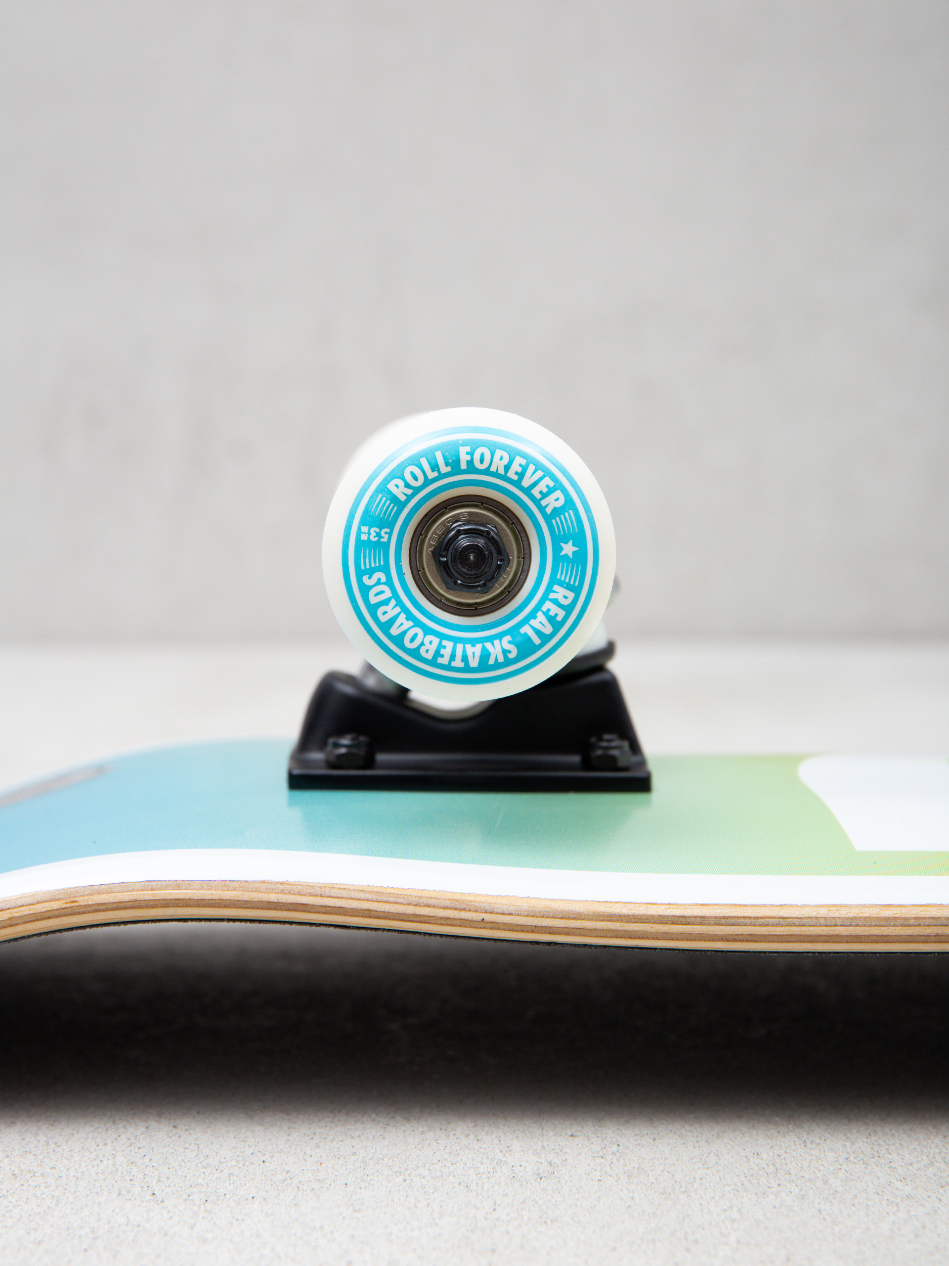 Real Be Free Fade Komplett gördeszka (blue/yellow/pink)