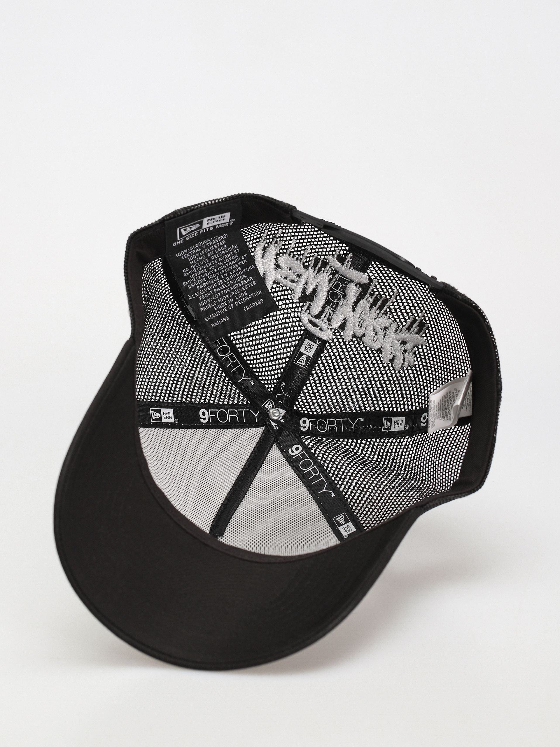 Baseball sapka New Era Graphic Trucker (black/white)