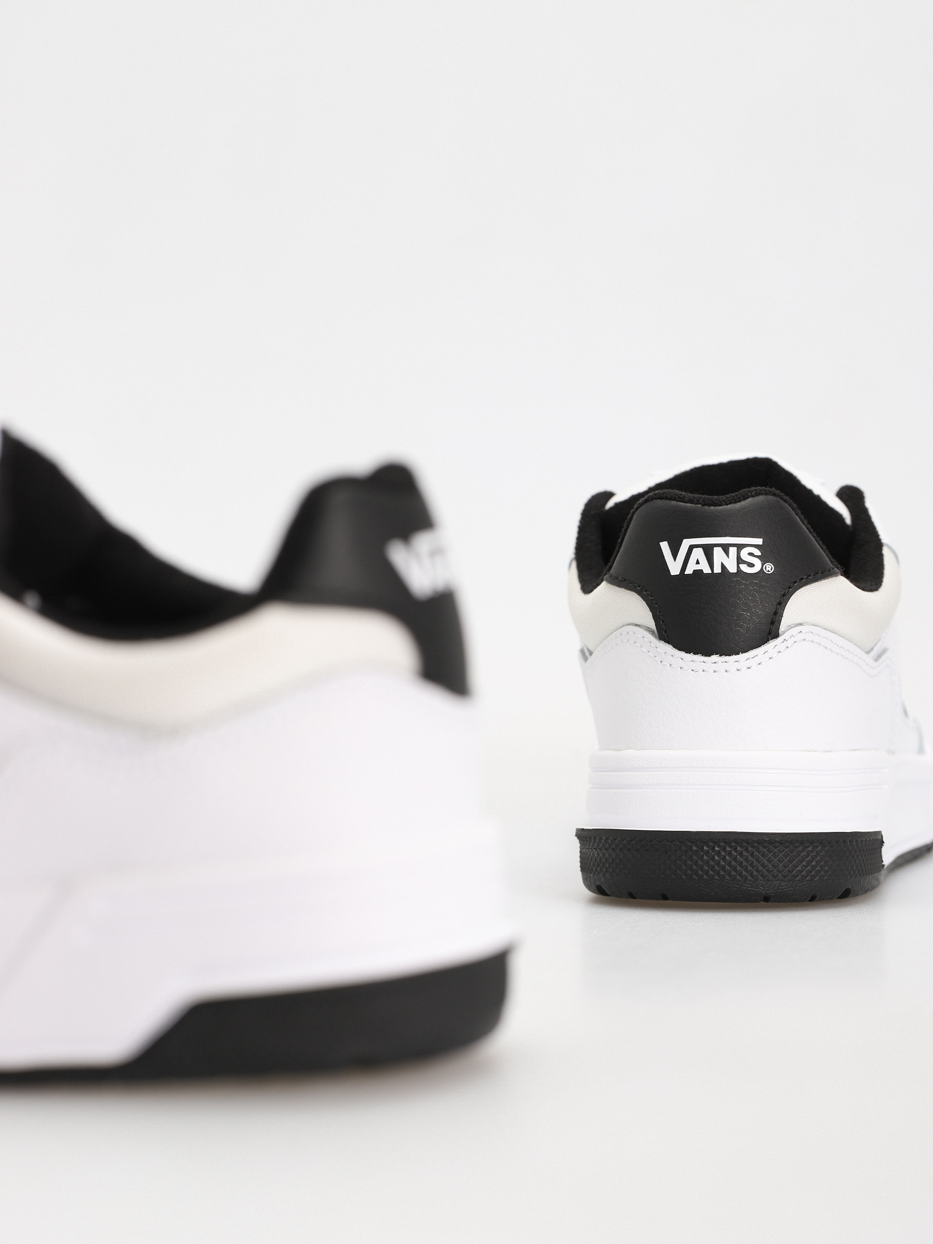 Vans Upland Cipők (white/black)