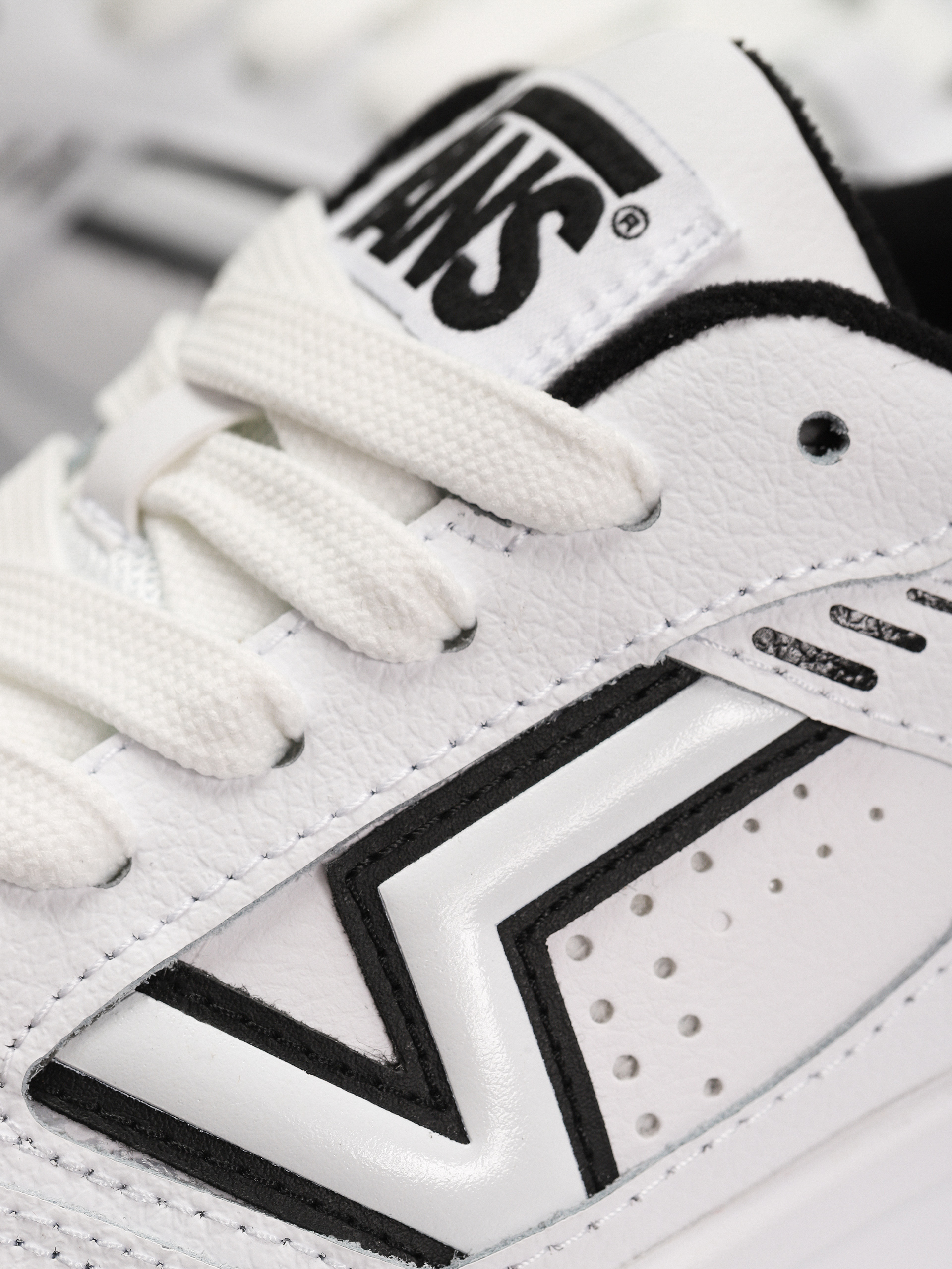Vans Upland Cipők (white/black)
