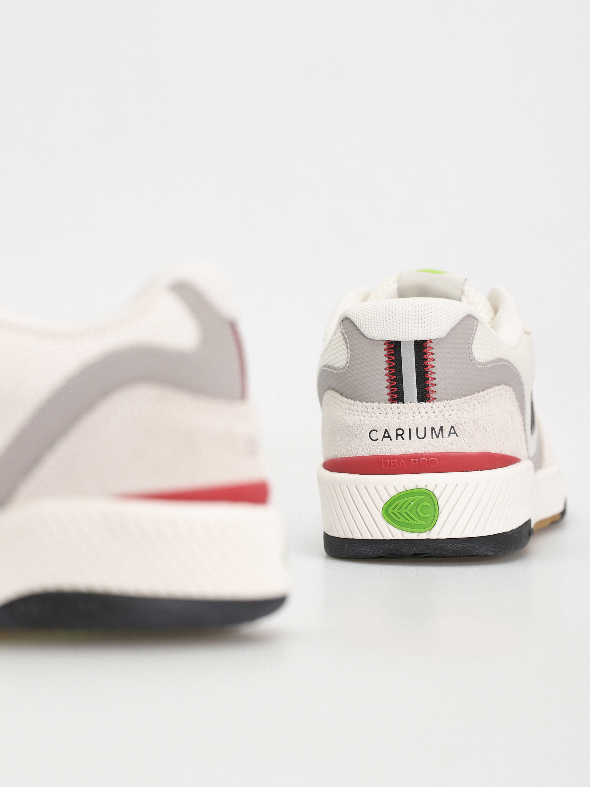 Cariuma UBA PRO Cipők (smoke white/red & black)