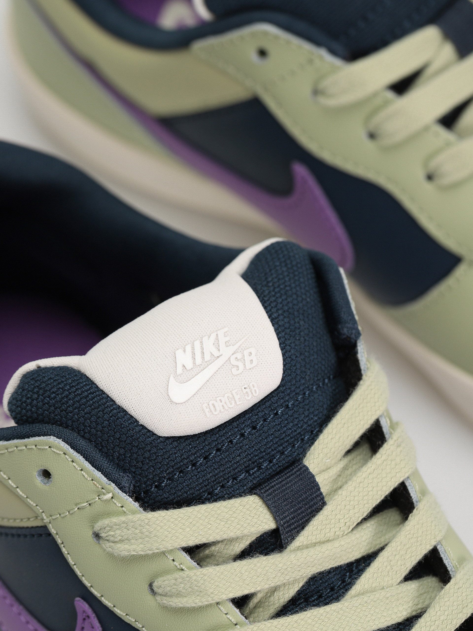 Nike SB Force 58 Premium Cipők (olive aura/black raspberry armory navy)