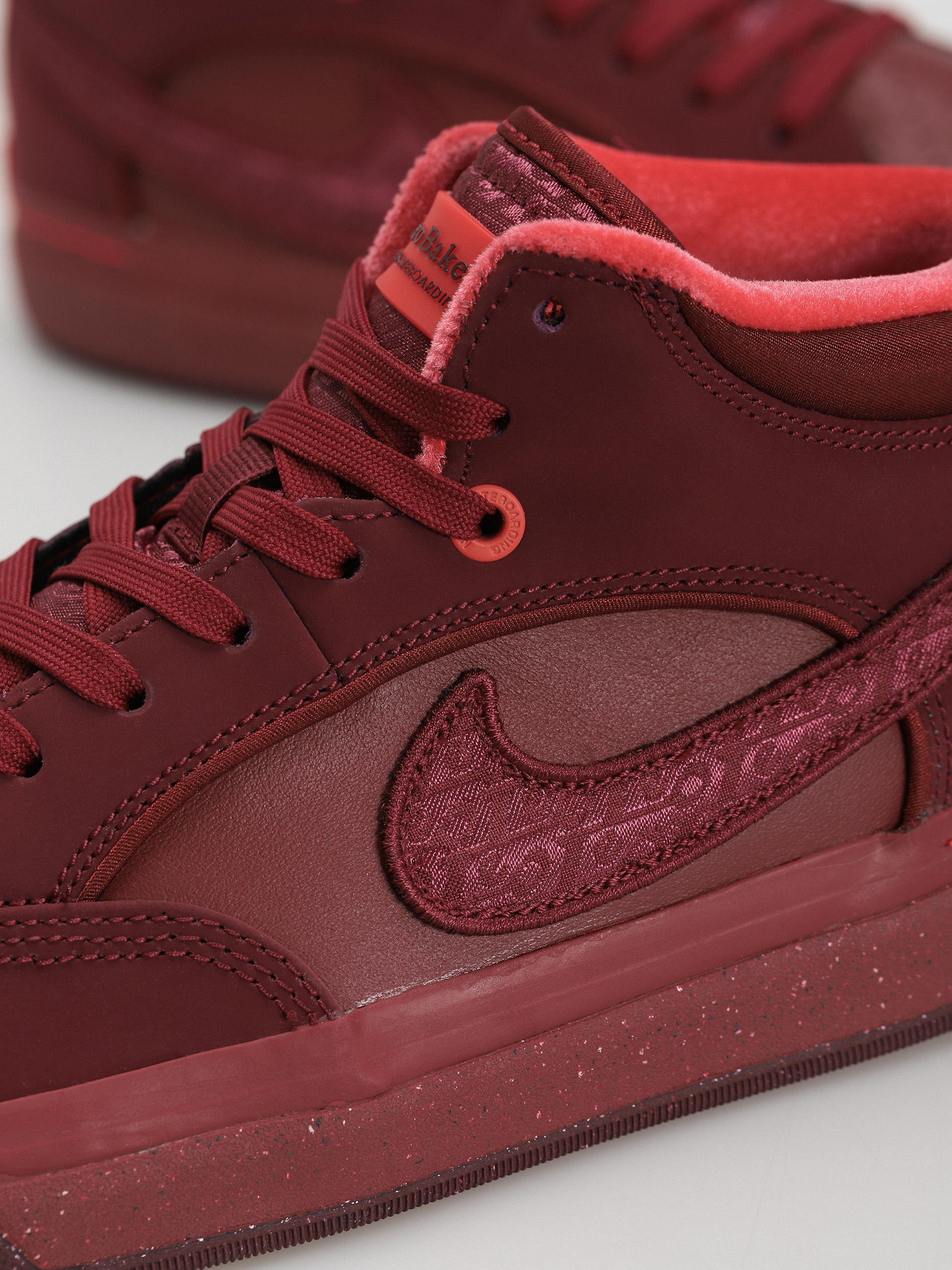 Nike SB React Leo Prm Cipők (dark beetroot/dark beetroot team red)