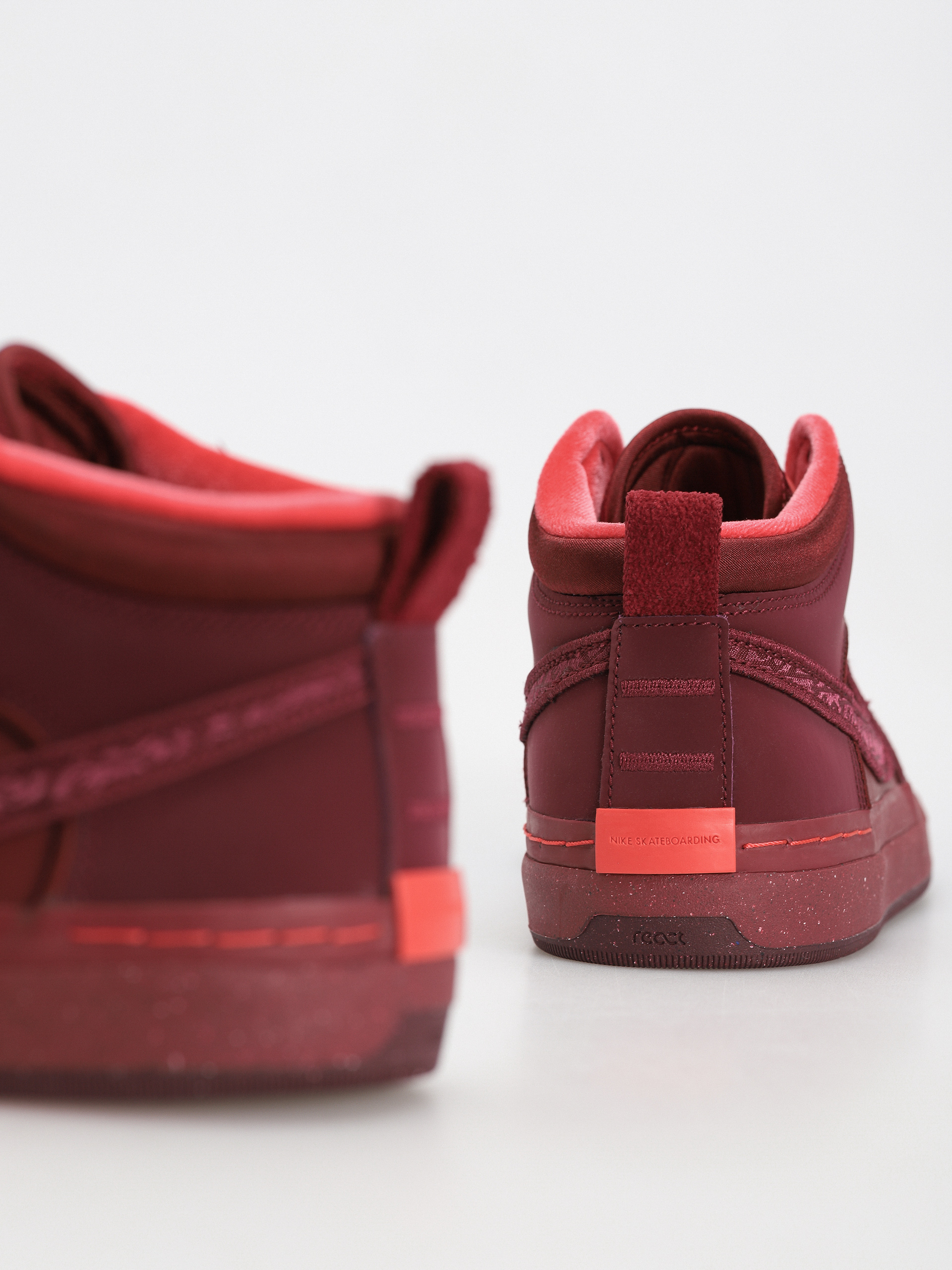 Nike SB React Leo Prm Cipők (dark beetroot/dark beetroot team red)