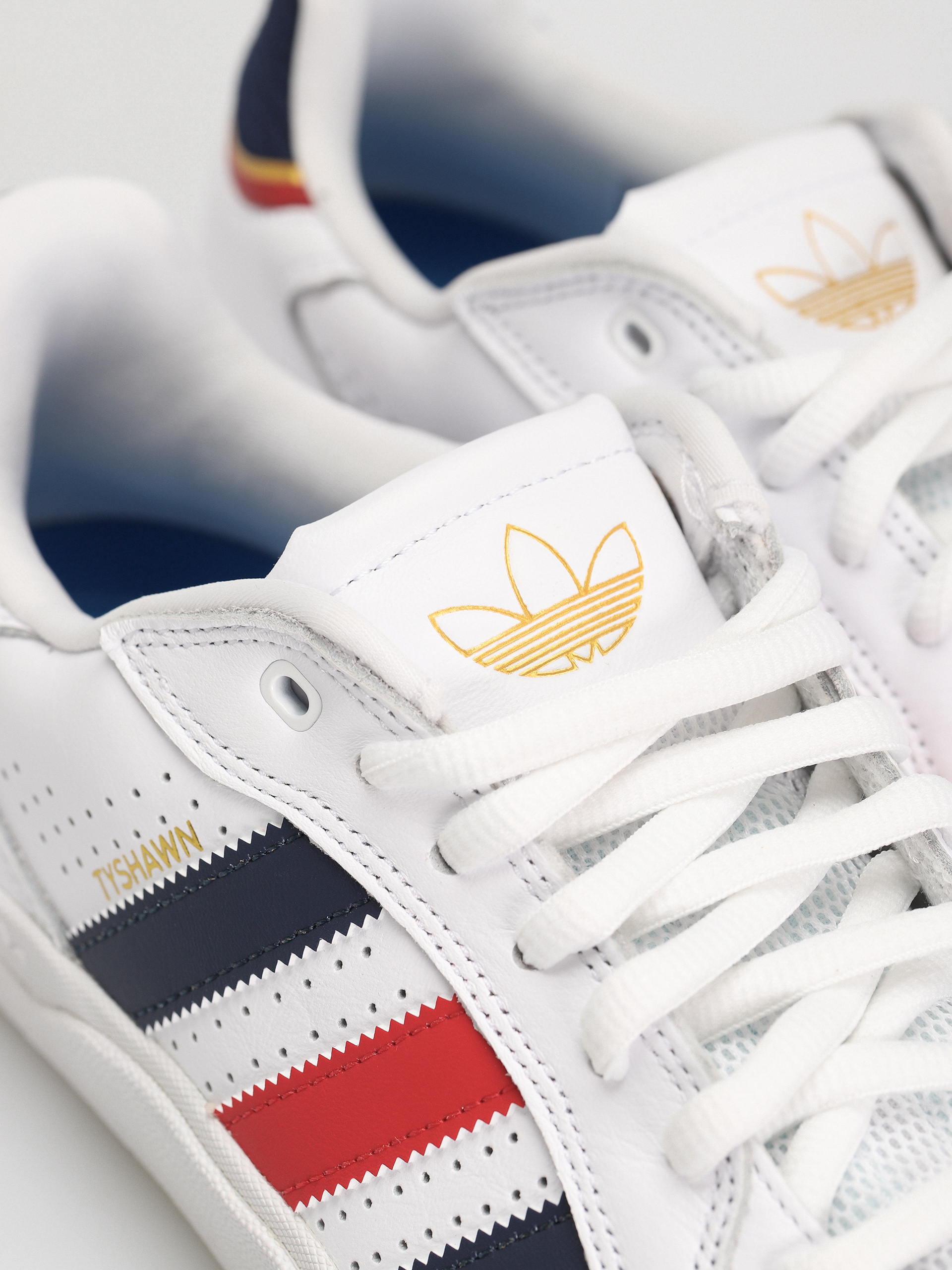 adidas Tyshawn LOW Cipők (ftwwht/betsca/goldmt)