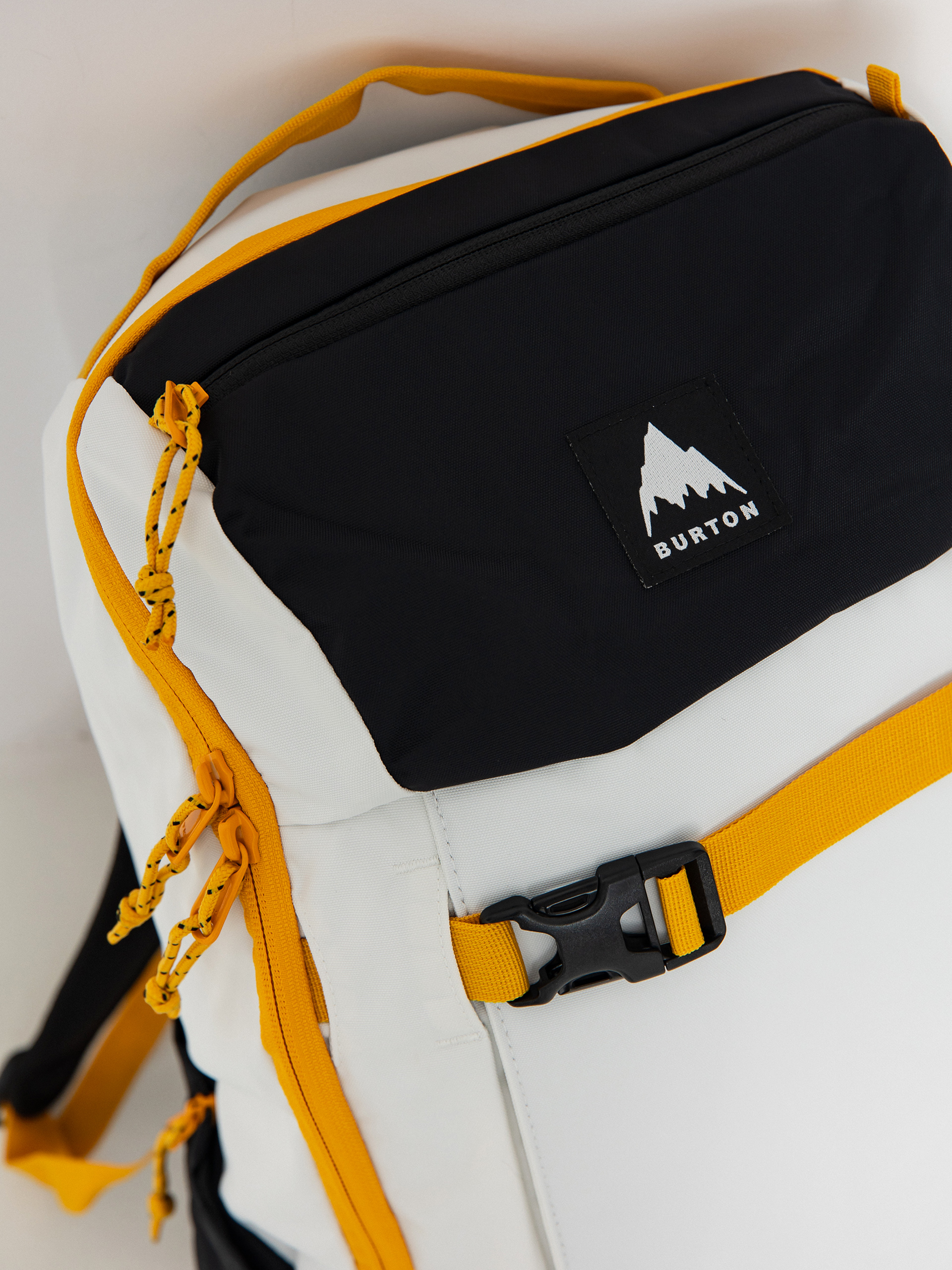 Hátizsák Burton Kilo 2.0 27L (stout white/goldenrod/true black)