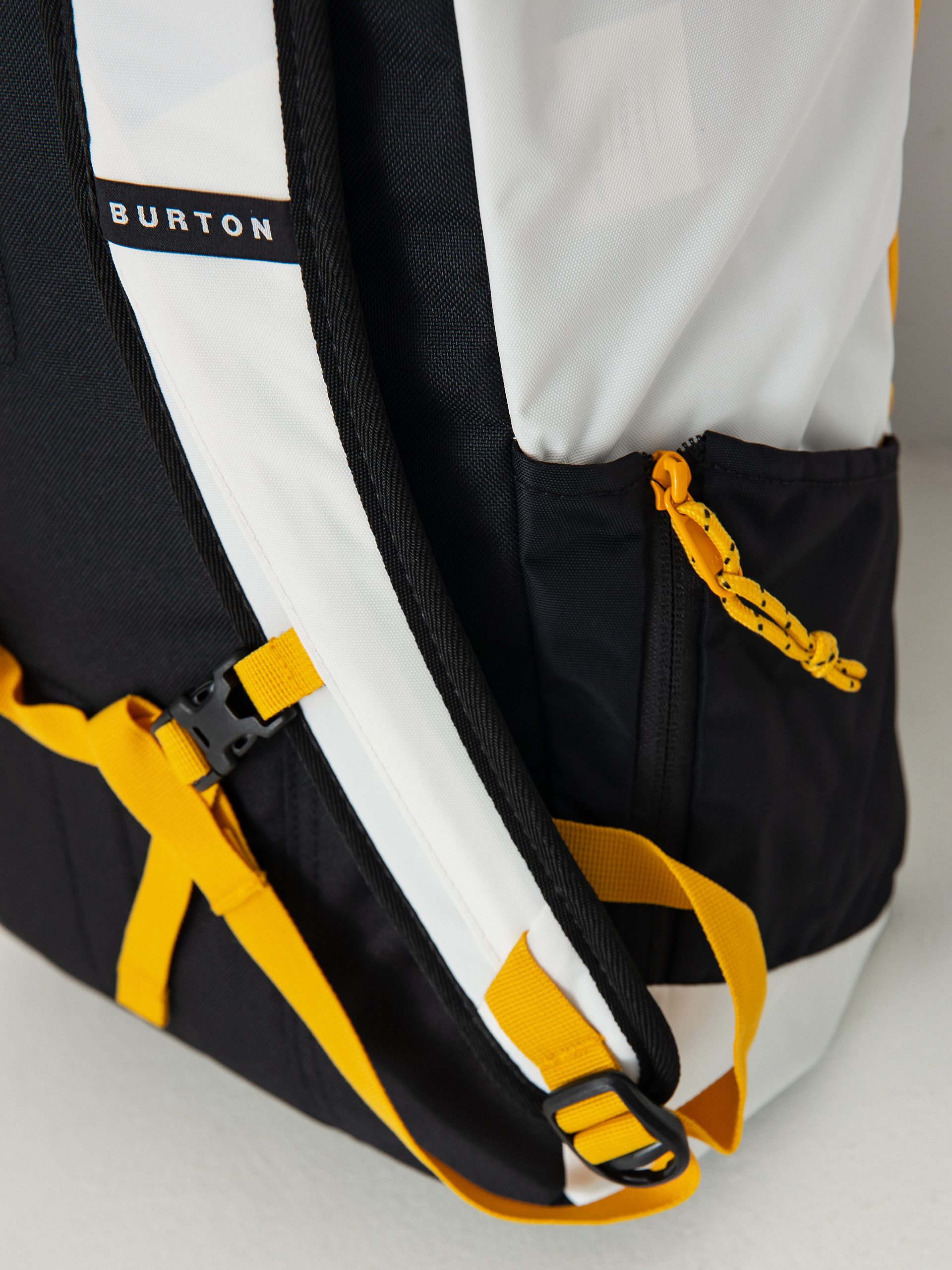 Hátizsák Burton Kilo 2.0 27L (stout white/goldenrod/true black)