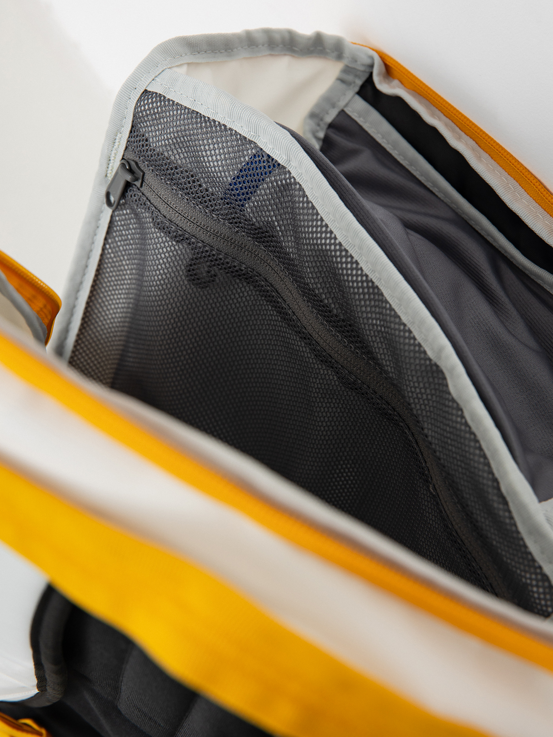 Hátizsák Burton Kilo 2.0 27L (stout white/goldenrod/true black)