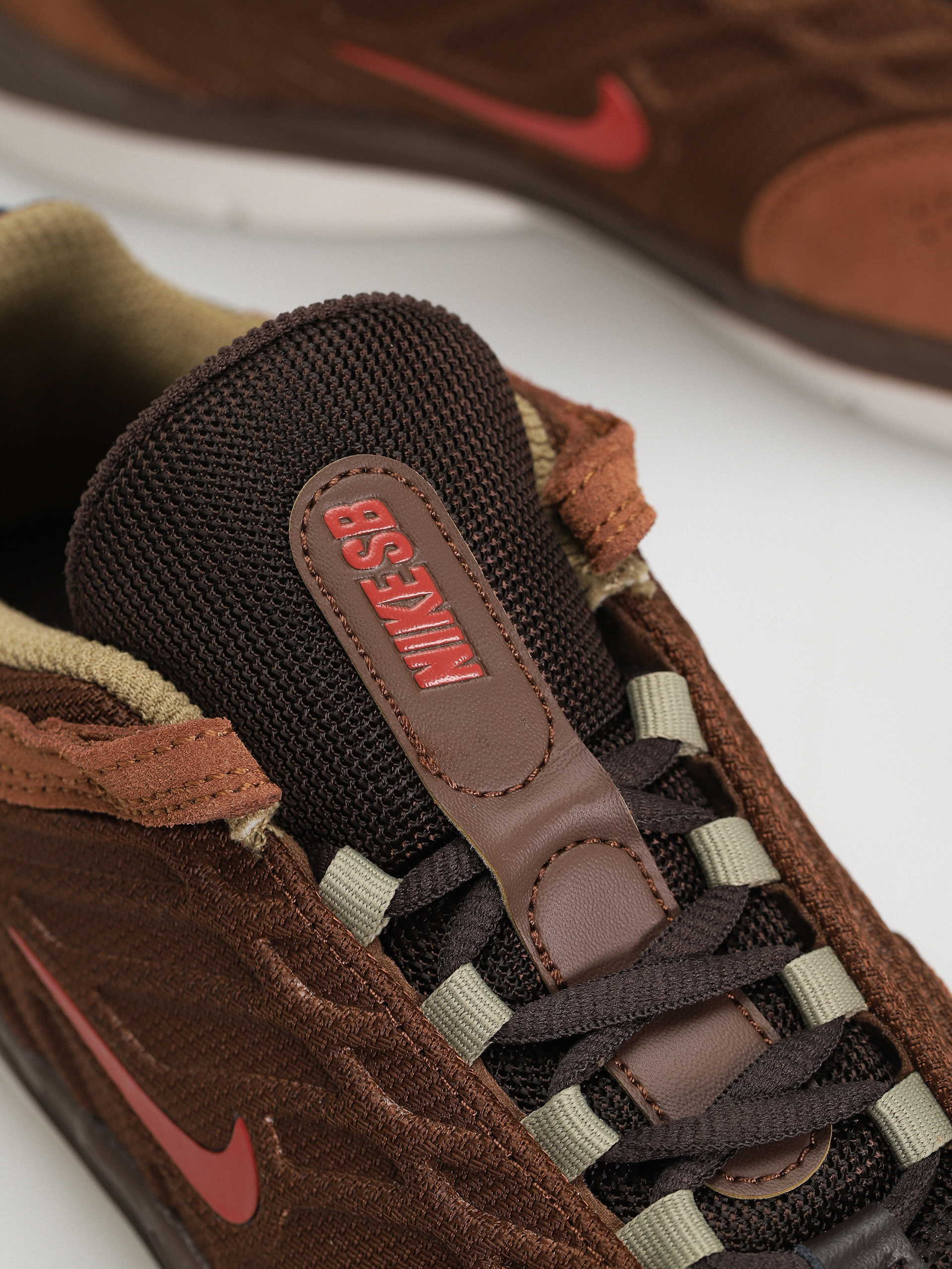 Cipők Nike SB Vertebrae (cacao  wow/dragon red lt british tan)