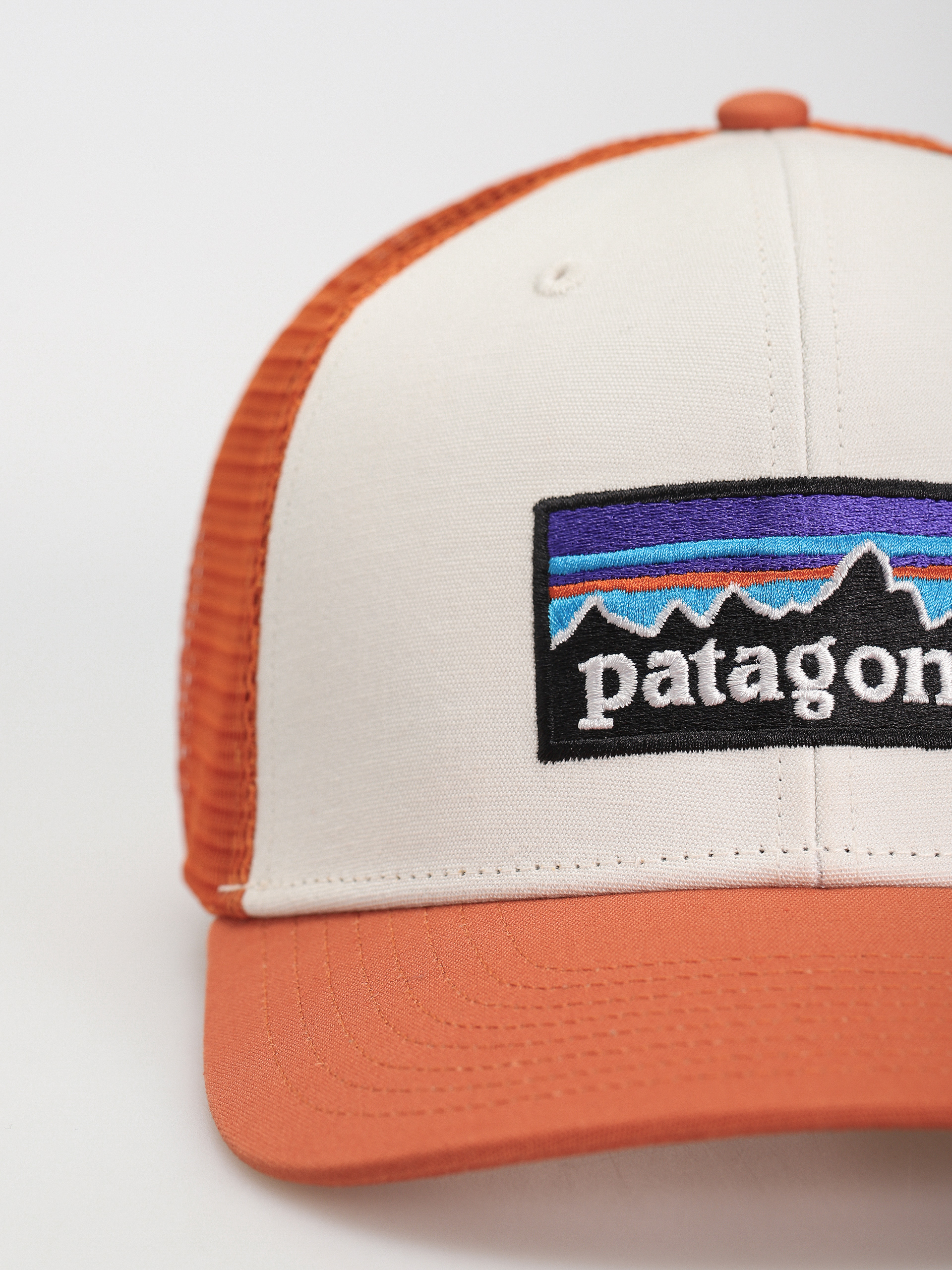 Patagonia P 6 Logo Trucker Baseball sapka (white w/redtail rust)