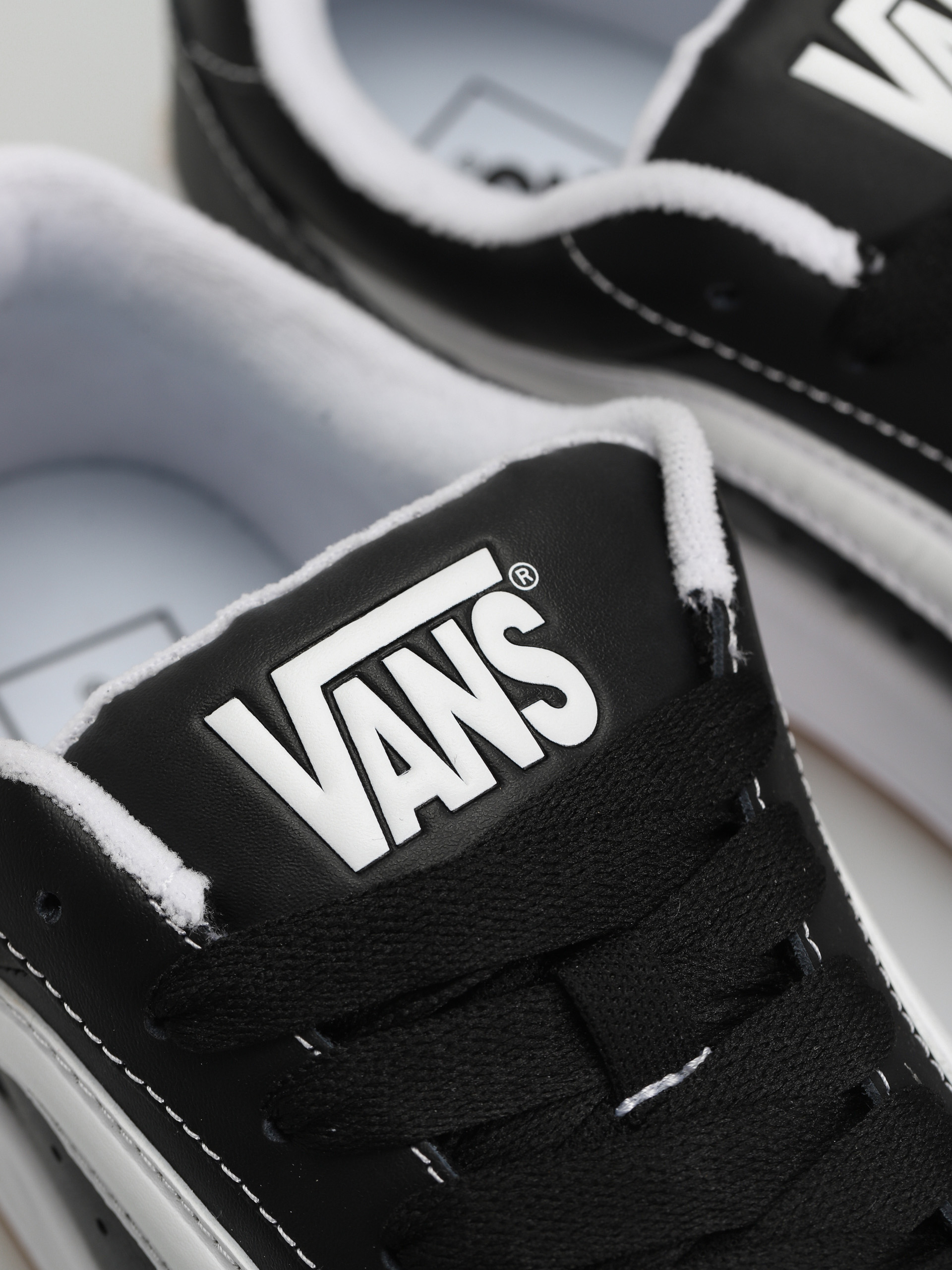 Vans Hylane Cipők (black/white/gum)