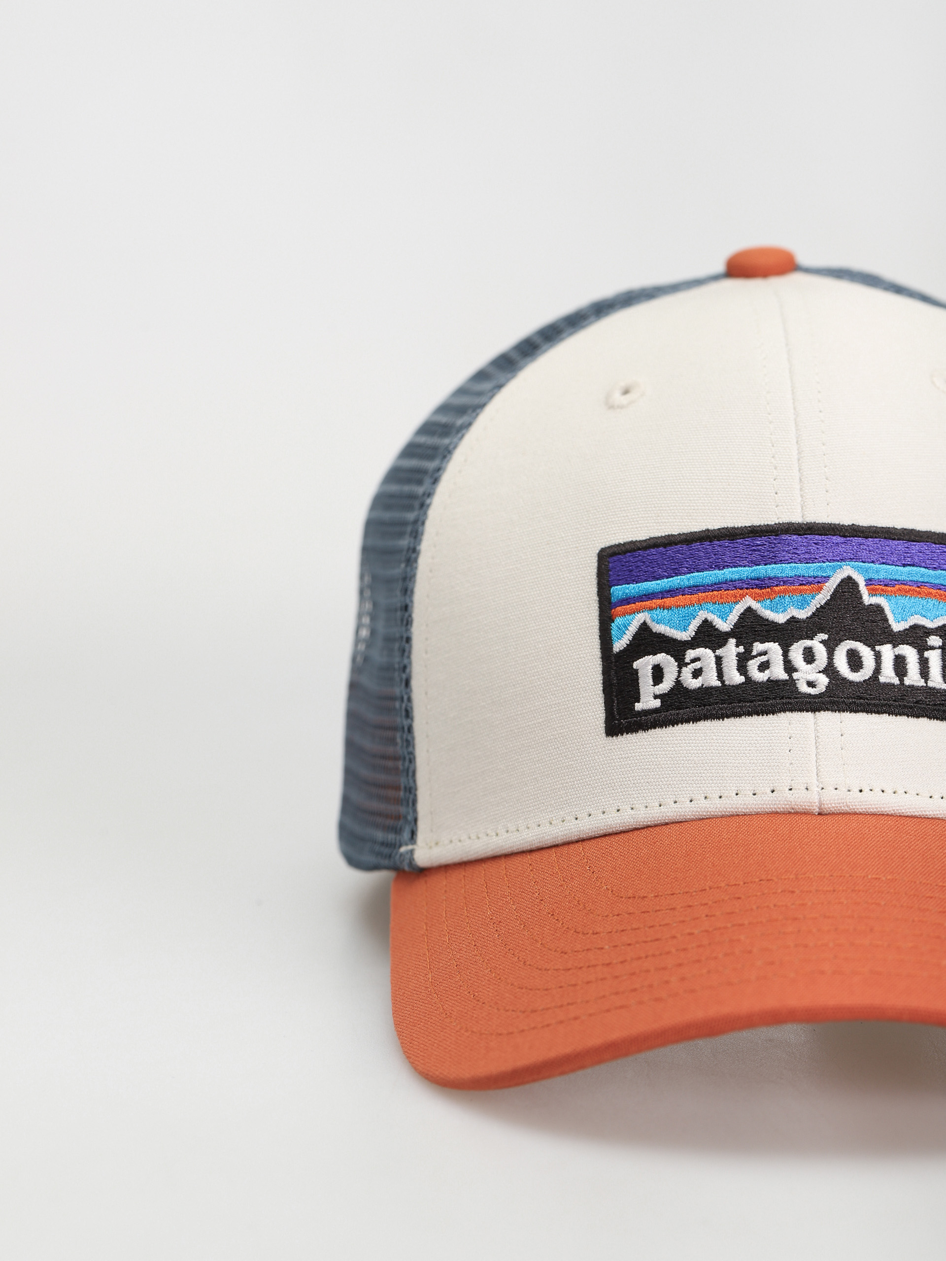 Patagonia P 6 Logo LoPro Trucker Baseball sapka (white w/redtail rust)