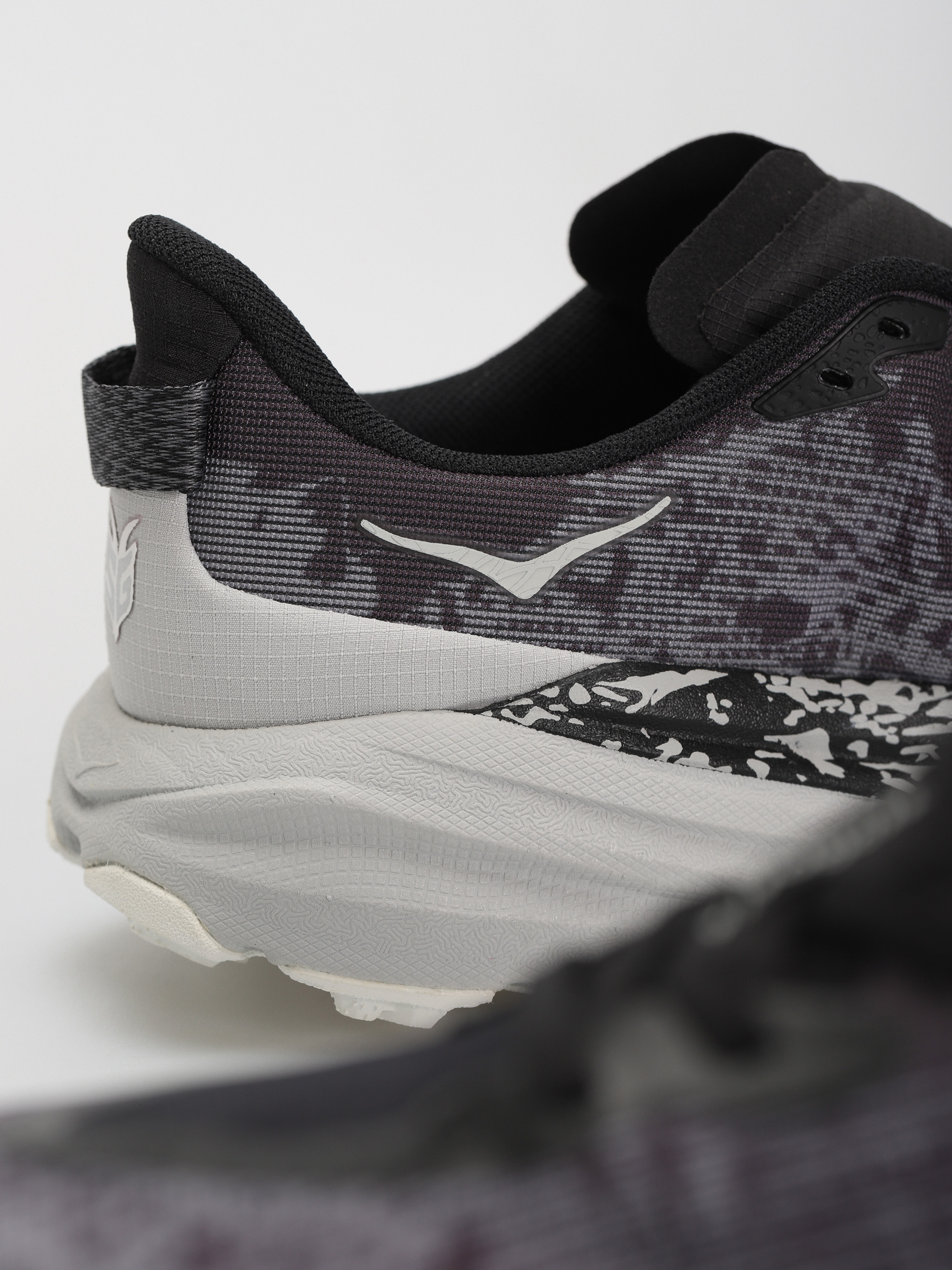 Hoka Speedgoat 6 Cipők (black/stardust)