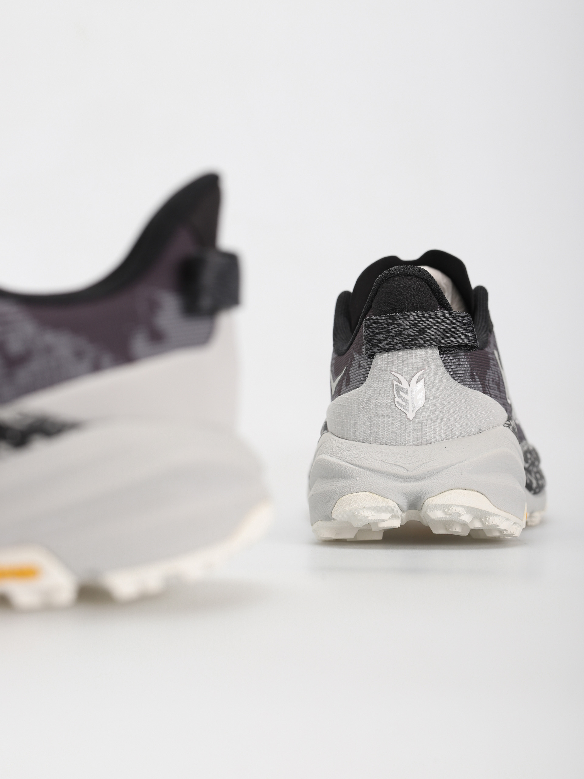 Hoka Speedgoat 6 Cipők (black/stardust)