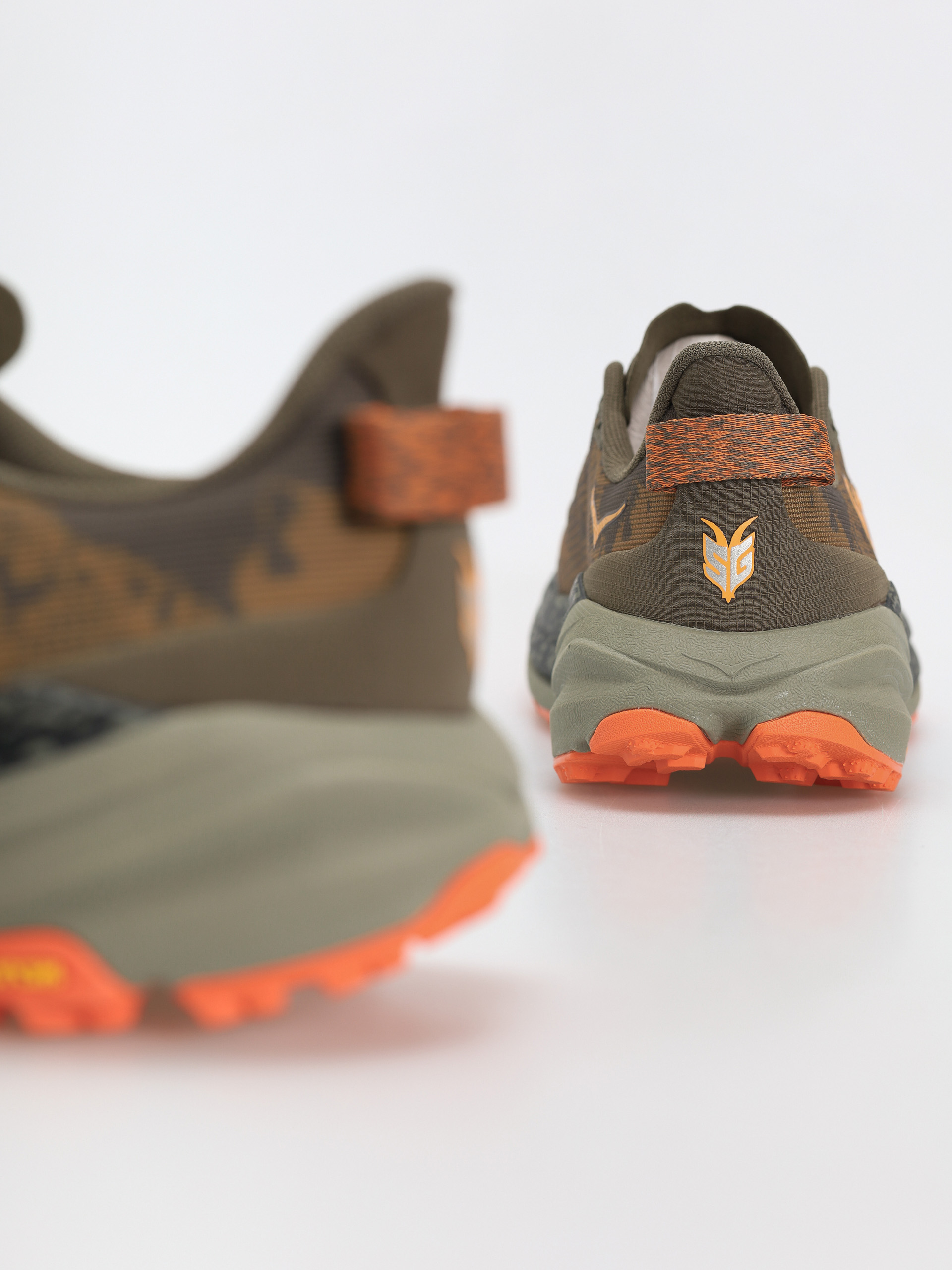 Cipők Hoka Speedgoat 6 (antique olive/squash)