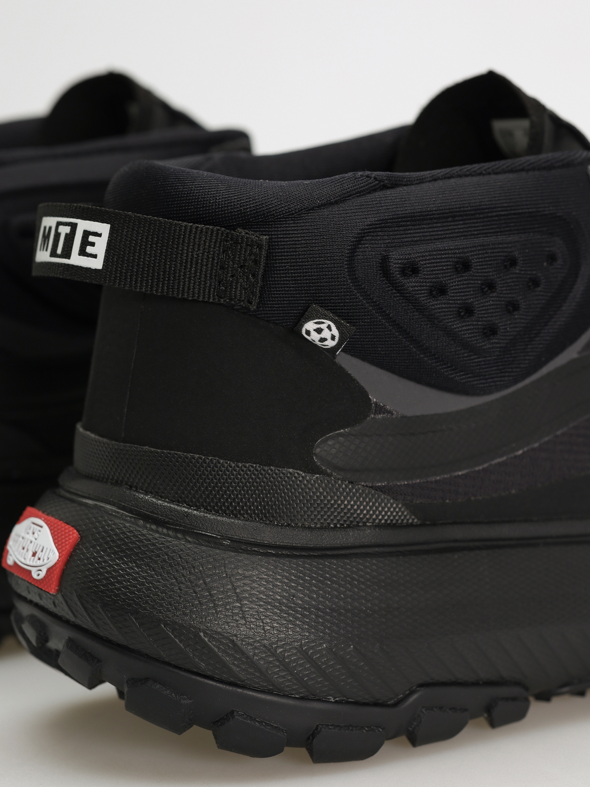 Vans Crosspath Mid MTE Cipők (black/black)