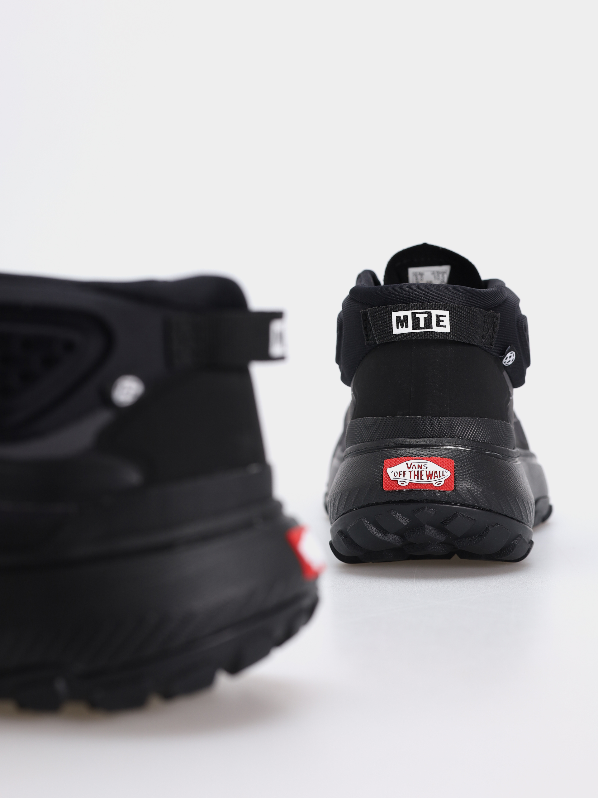 Vans Crosspath Mid MTE Cipők (black/black)