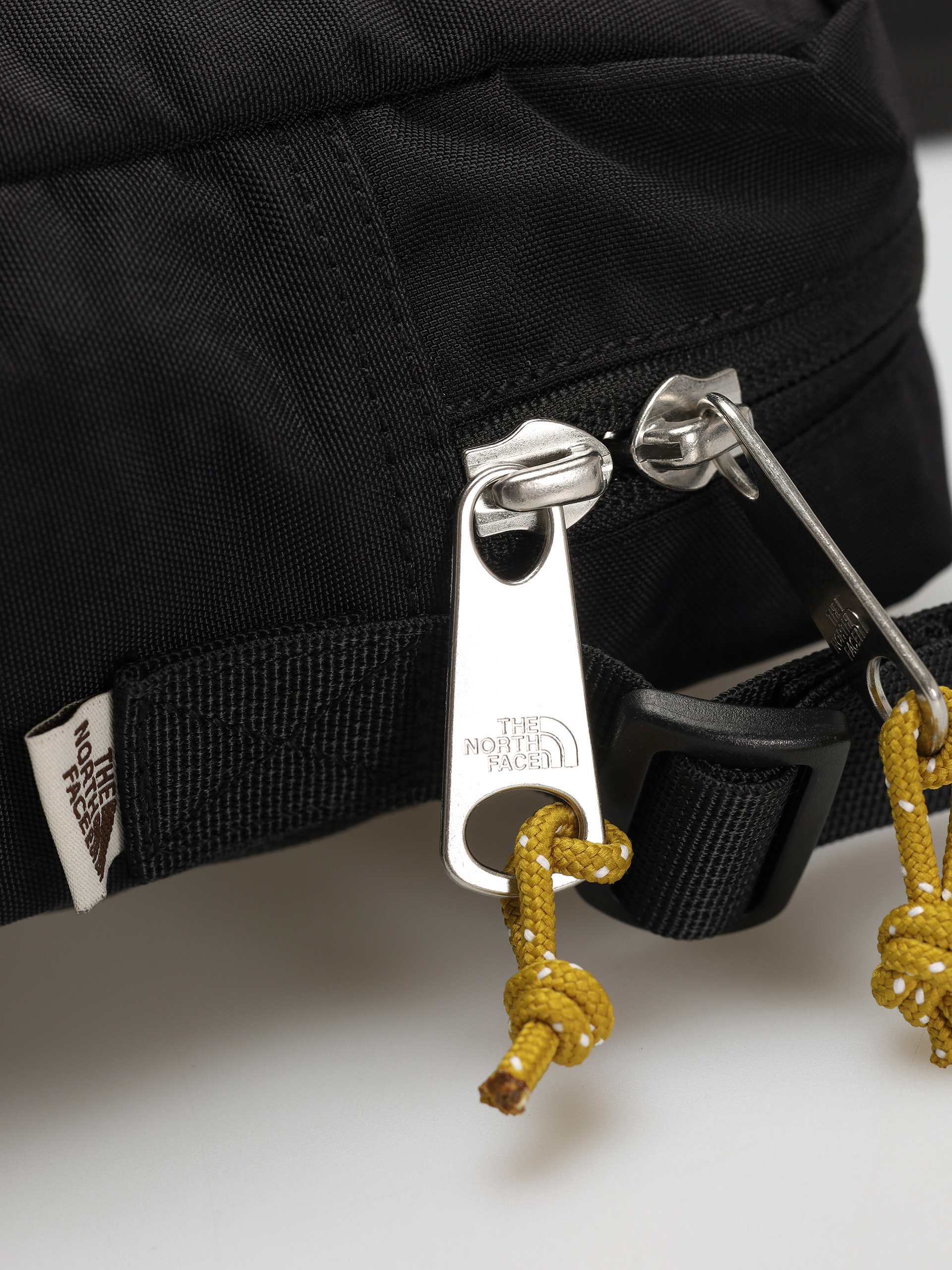 The North Face Berkeley Crossbody Táska (tnf black/mineral gold/)