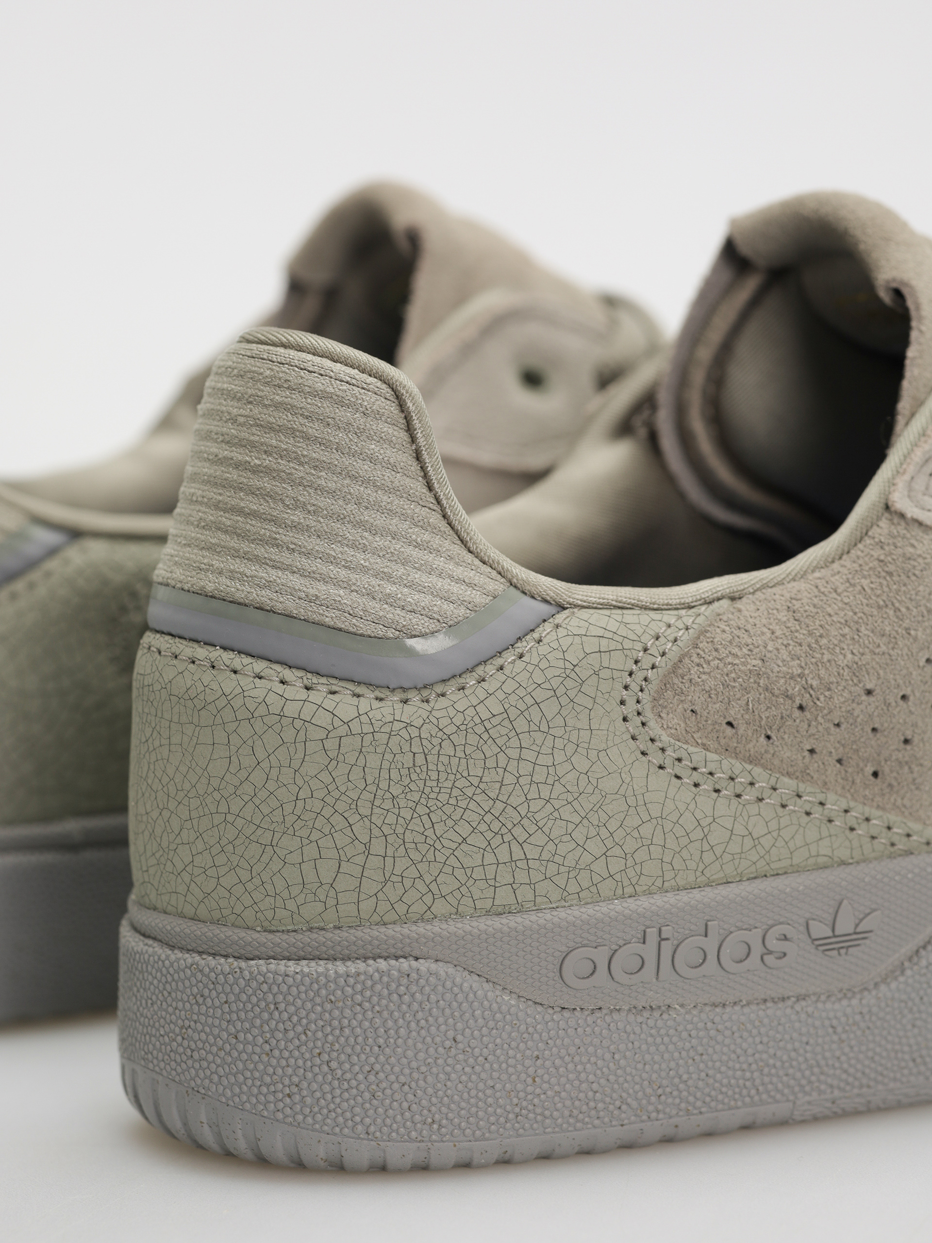 adidas Tyshawn LOW Cipők (silpeb/grethr/goldmt)